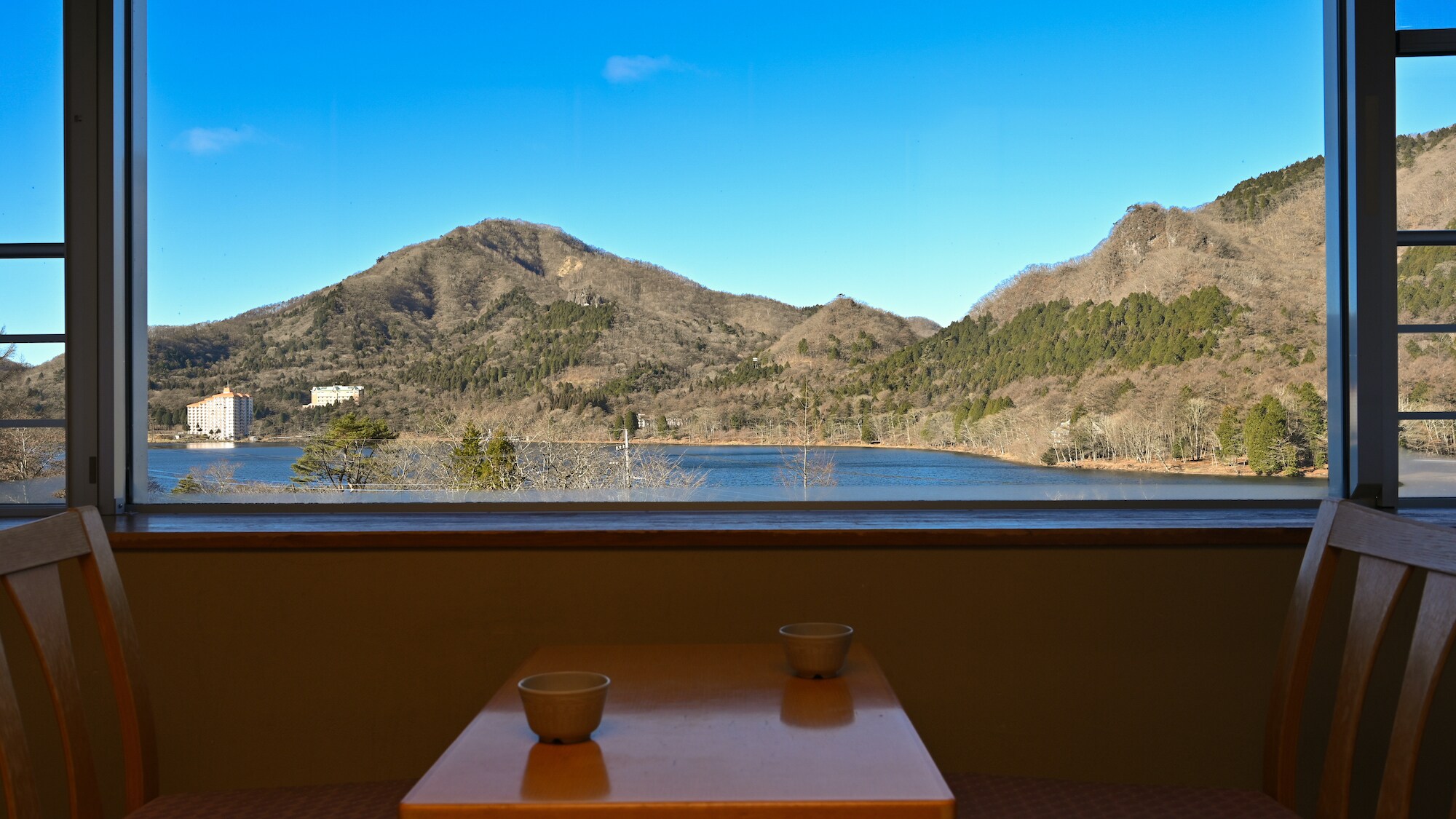[Main Building / Lake View Japanese-style Room] The scenery that fills the window, rich travel and relaxing time are produced.