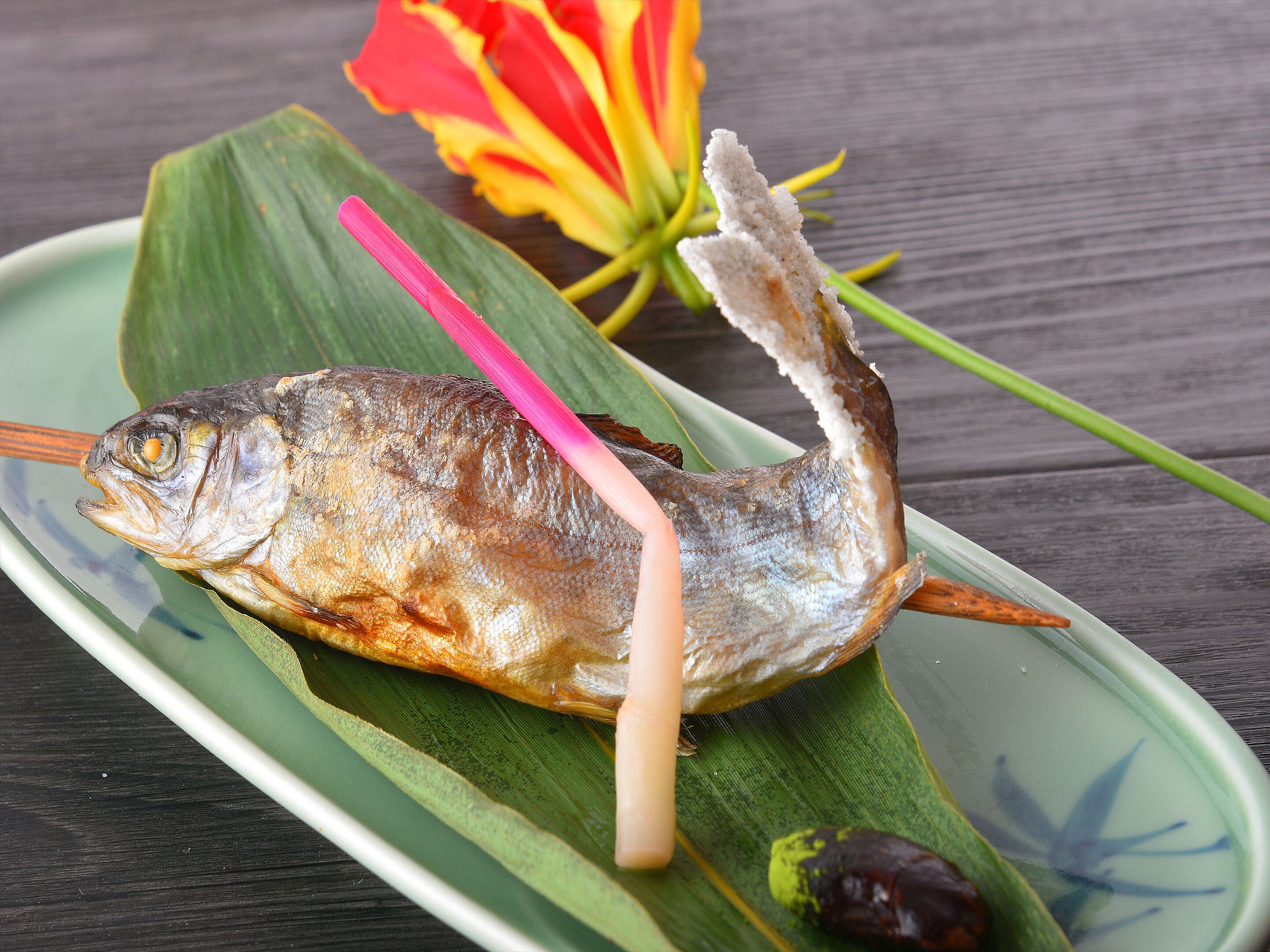 Ikan sungai dipanggang di perapian selama 3 jam
