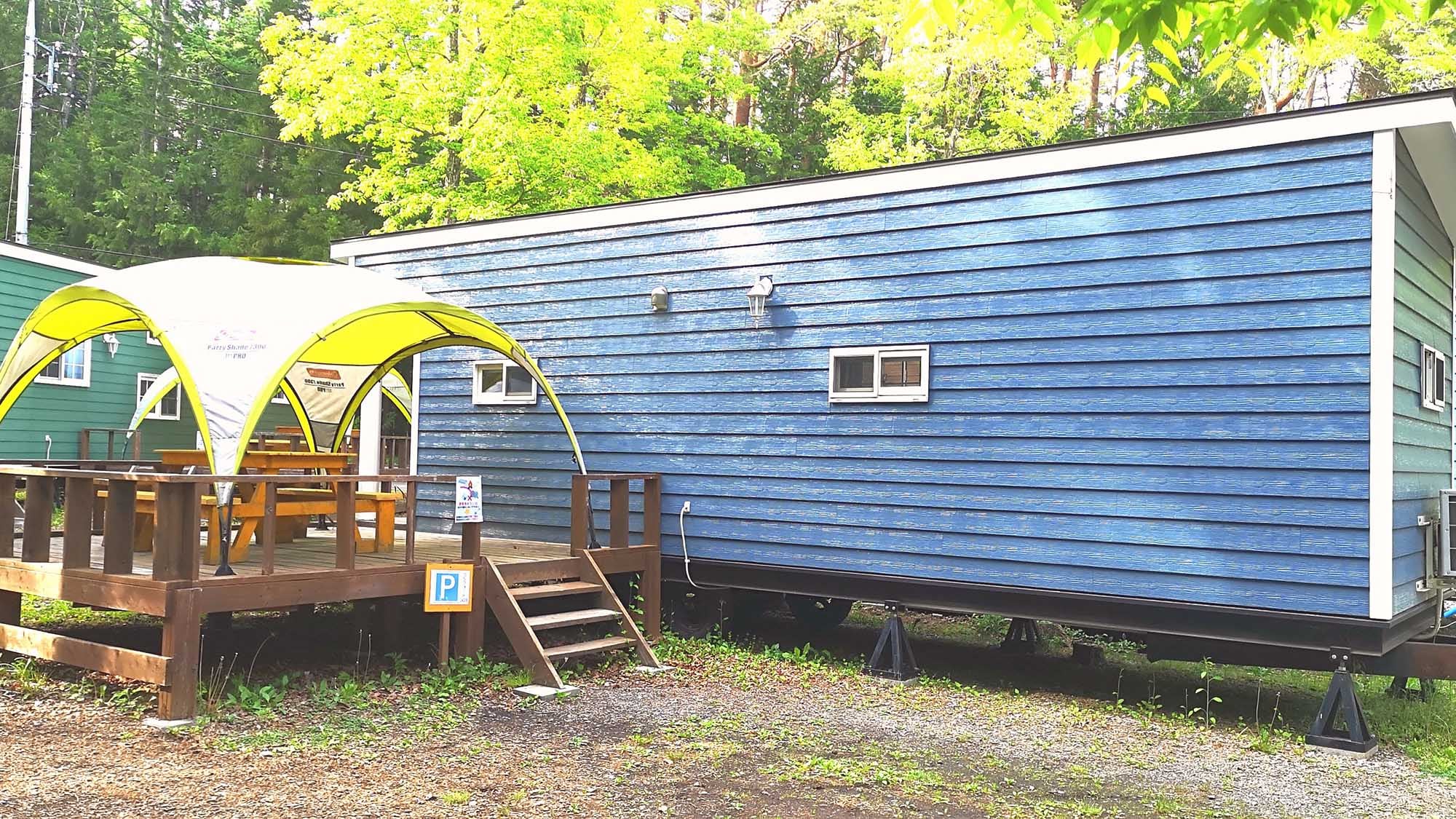 ・ You can enjoy BBQ on the terrace with a tarp of the trailer house "Comfort Cabin".