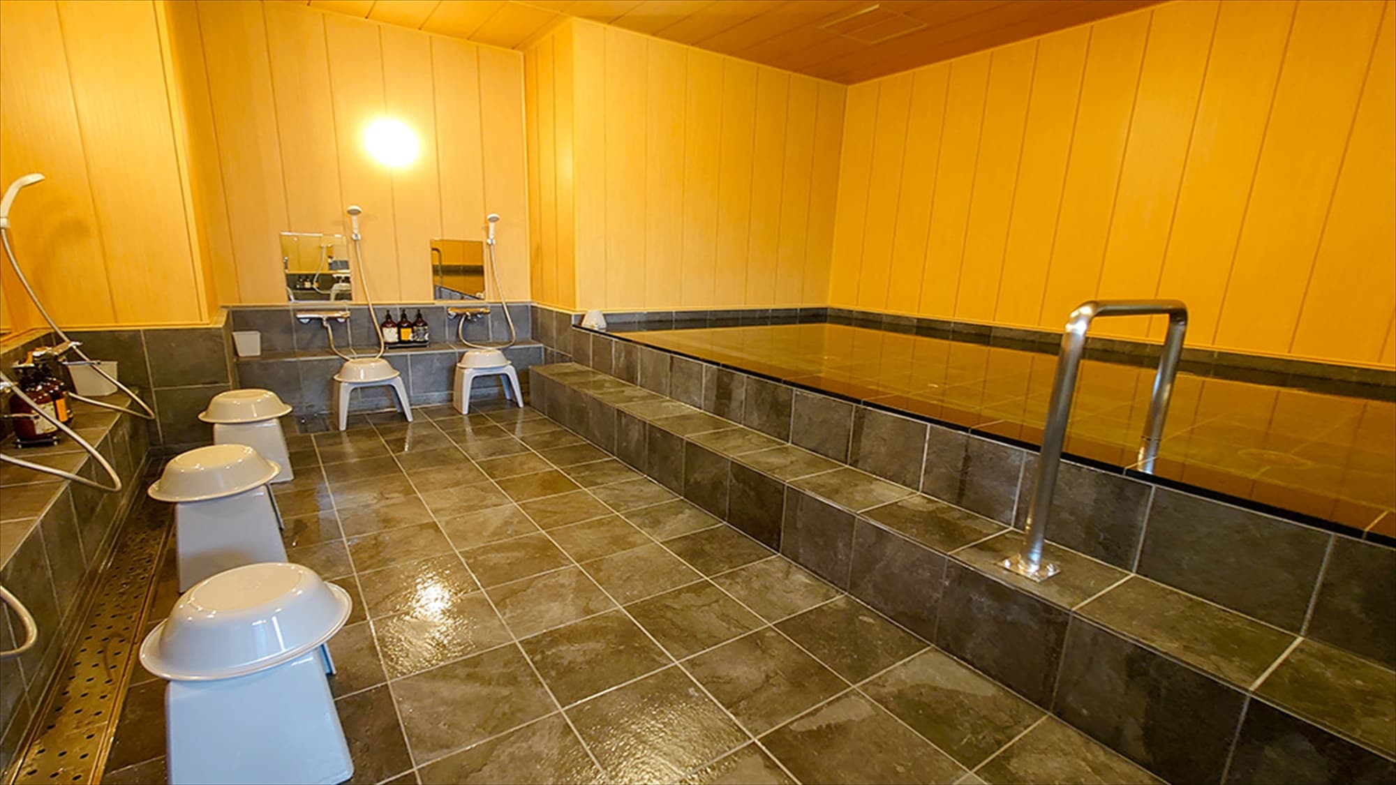 Large public bath (men and women alternate use)
