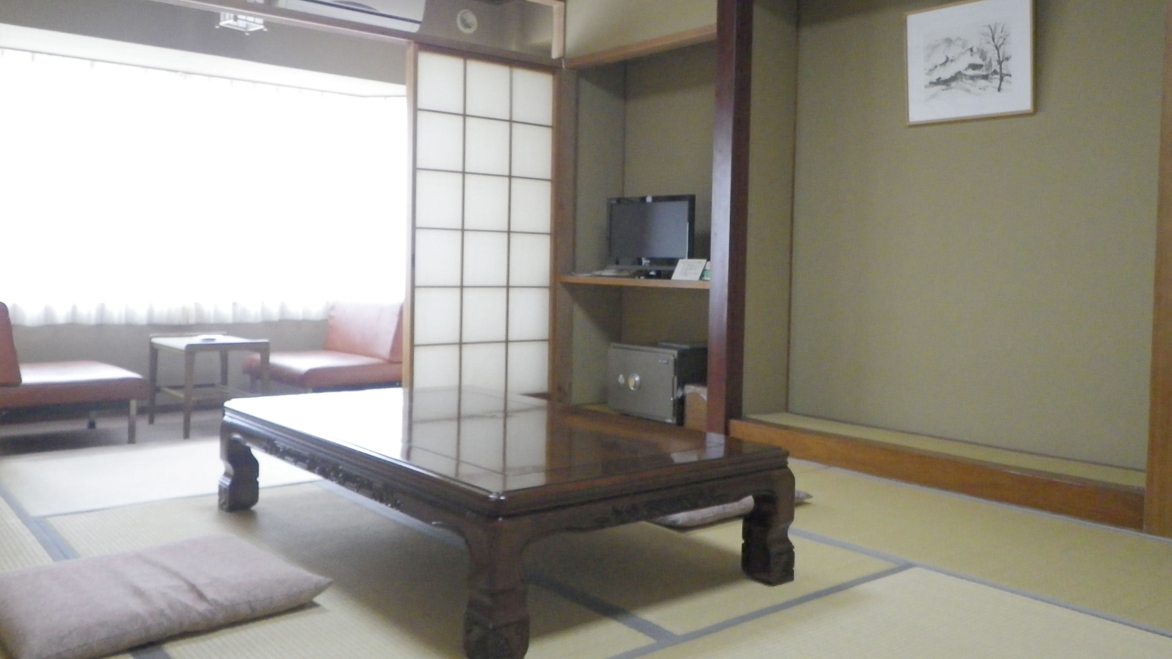 *[Room] A Japanese-style room where you can relax and unwind.