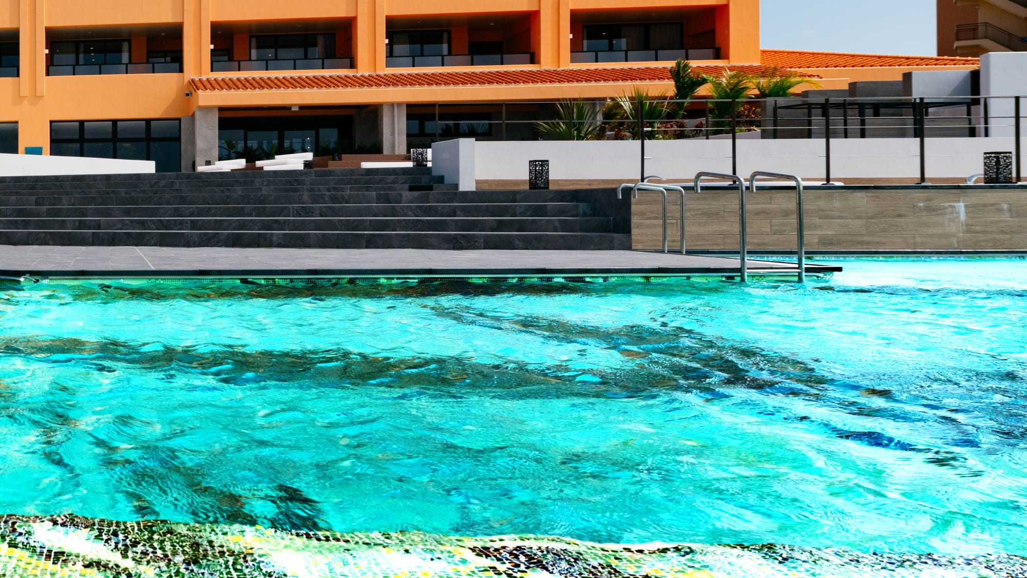 [Aqua Terrace] An infinity pool that seems to connect to the ocean on the west side