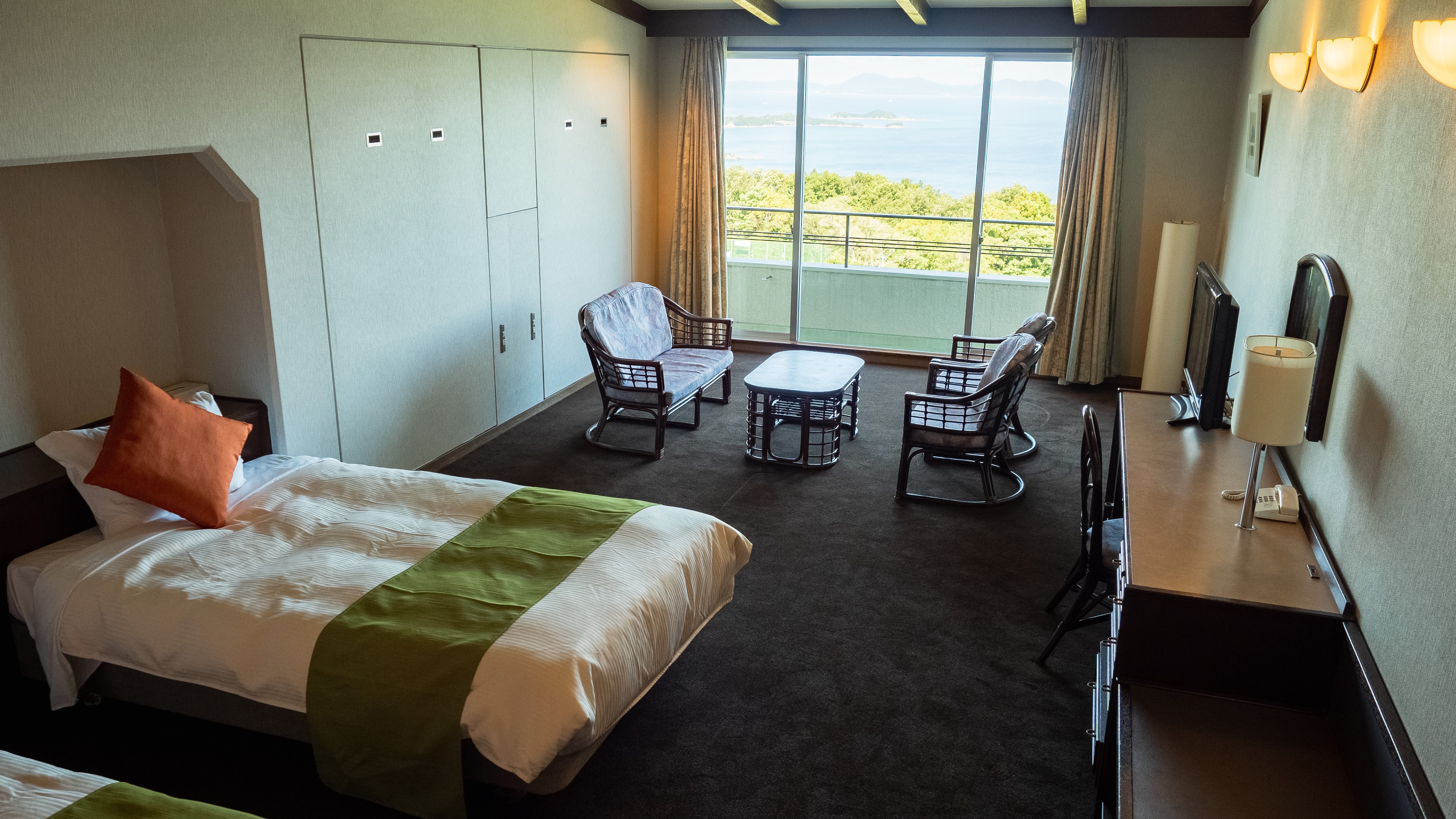 Smoking allowed [Sunset Western-style room] Ocean view / 48 square meters ■ Capacity: 4 people