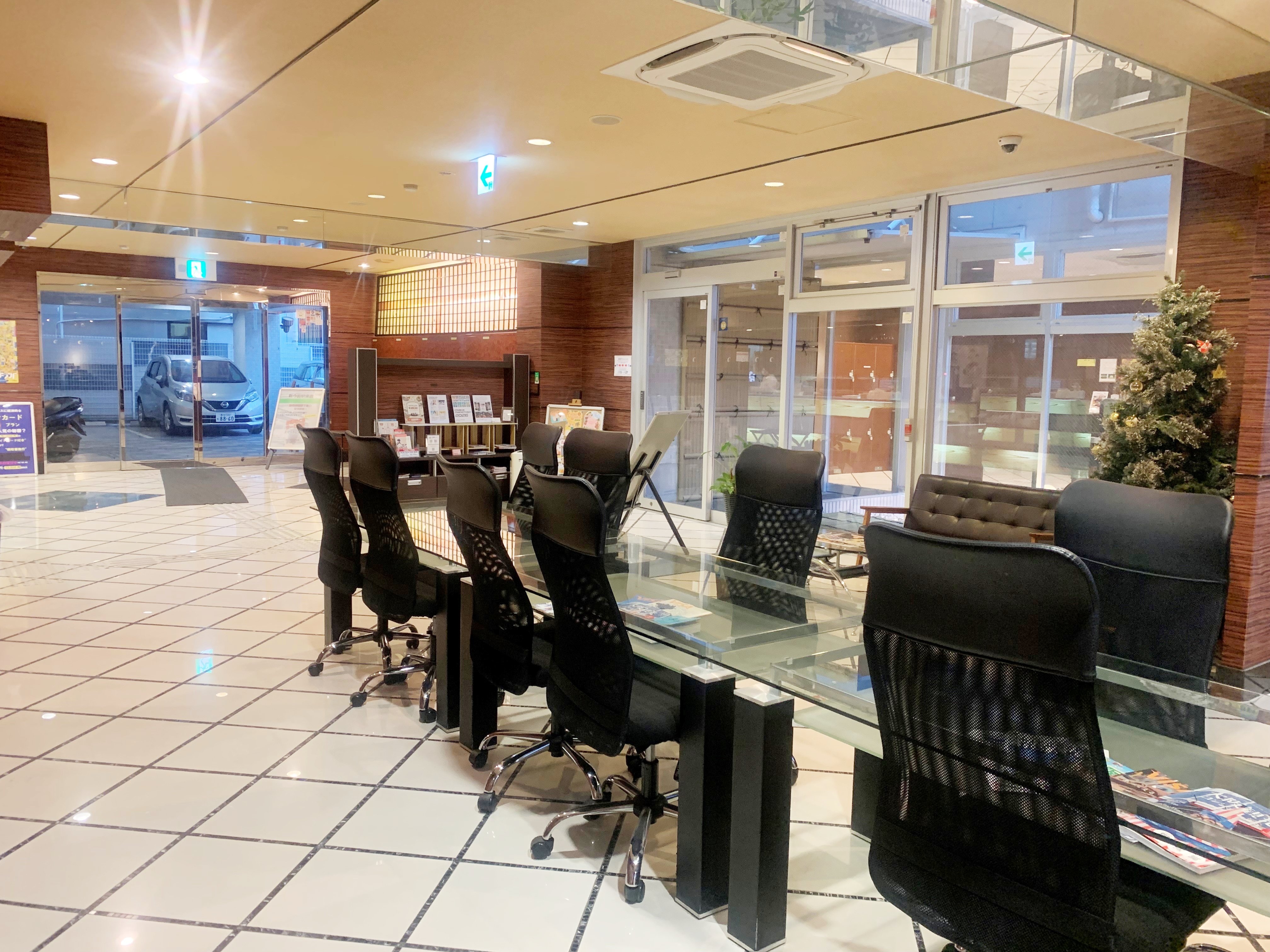 広々とした本館ロビー