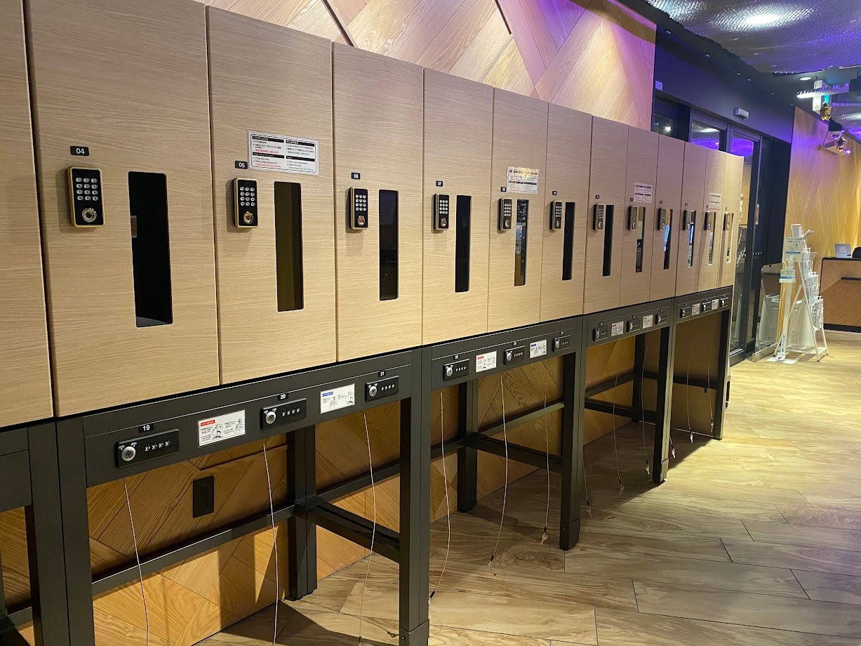 You can store your luggage in the lockers on the day of check-in/check-out!