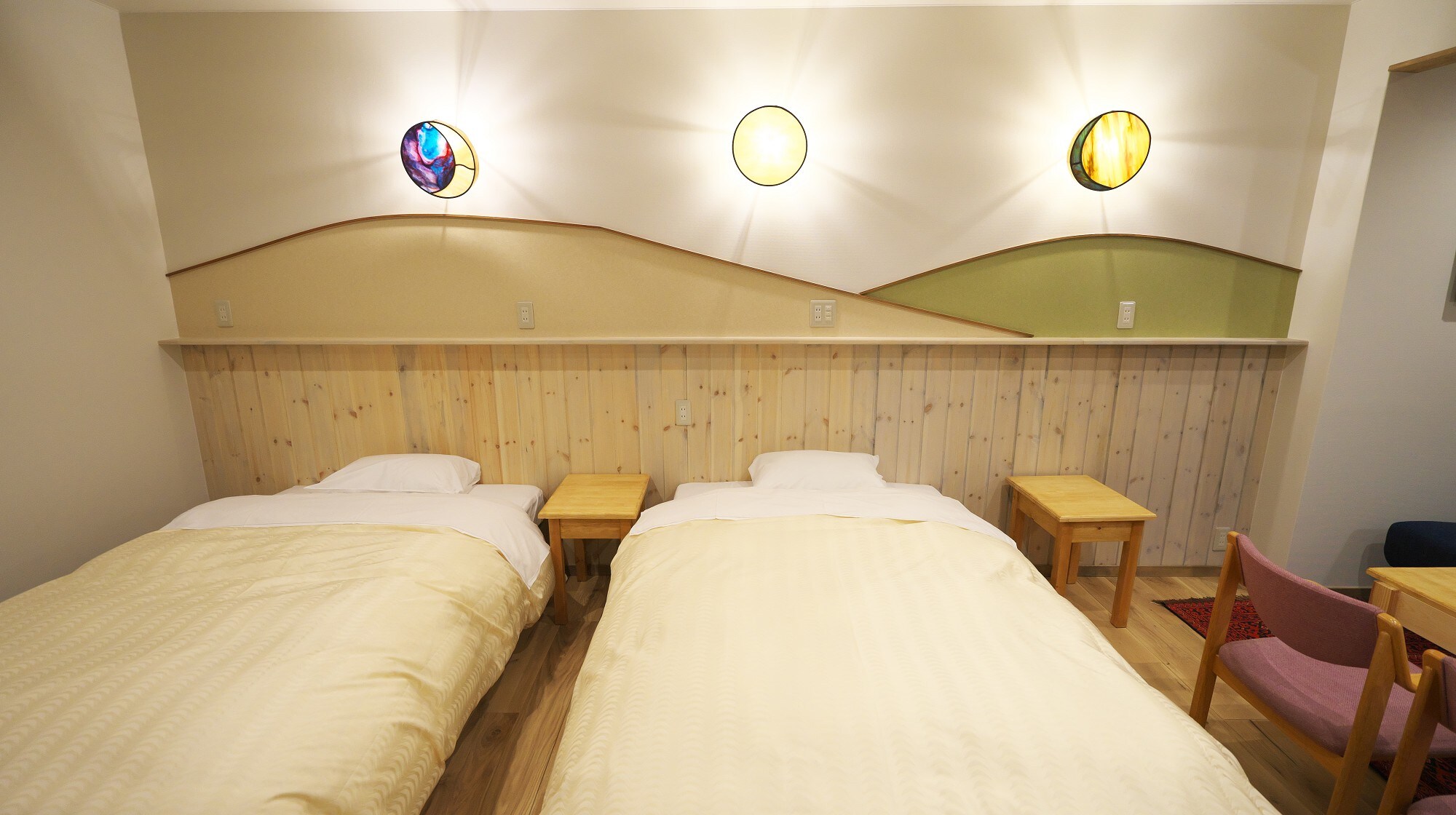 ■ Western-style Deluxe Twin Room: This room features an impressive stained glass moonlight.