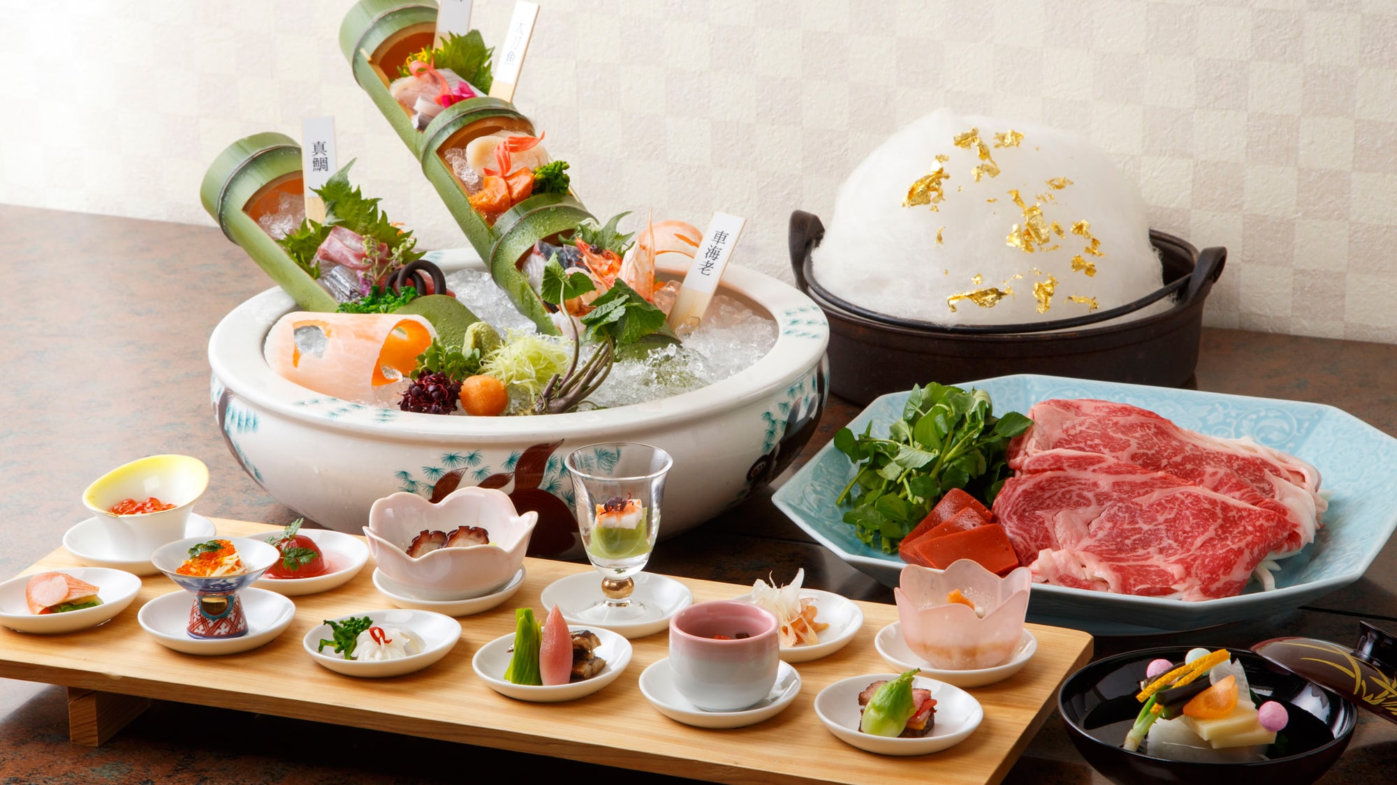 [Dinner example] A gorgeous arrangement of seasonal and pre-seasonal ingredients centered on the famous sea of clouds hotpot (image)