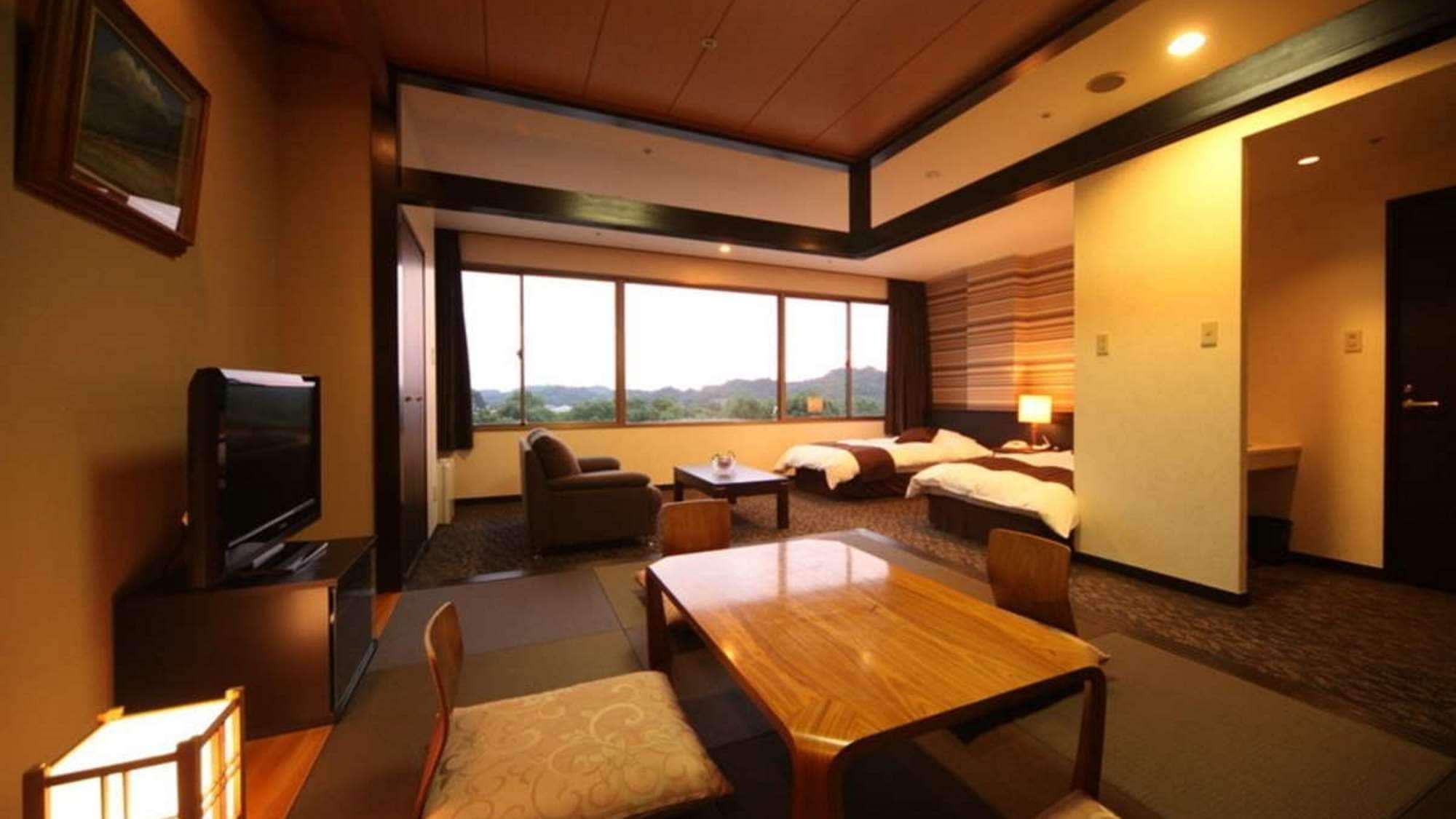 <Room> Japanese-Western style semi-suite (48㎡) A room where the sunlight shining through the wide windows is comfortable.