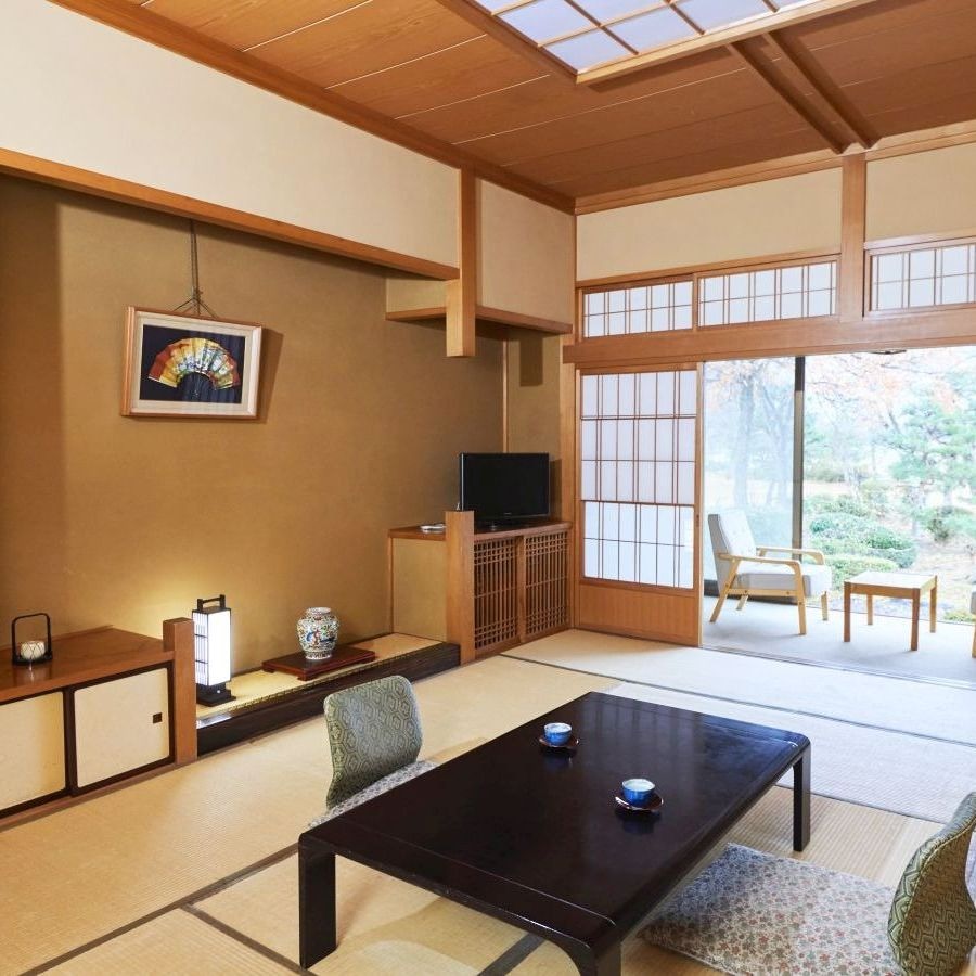 [Pure Japanese-style guest room overlooking the Japanese garden]
