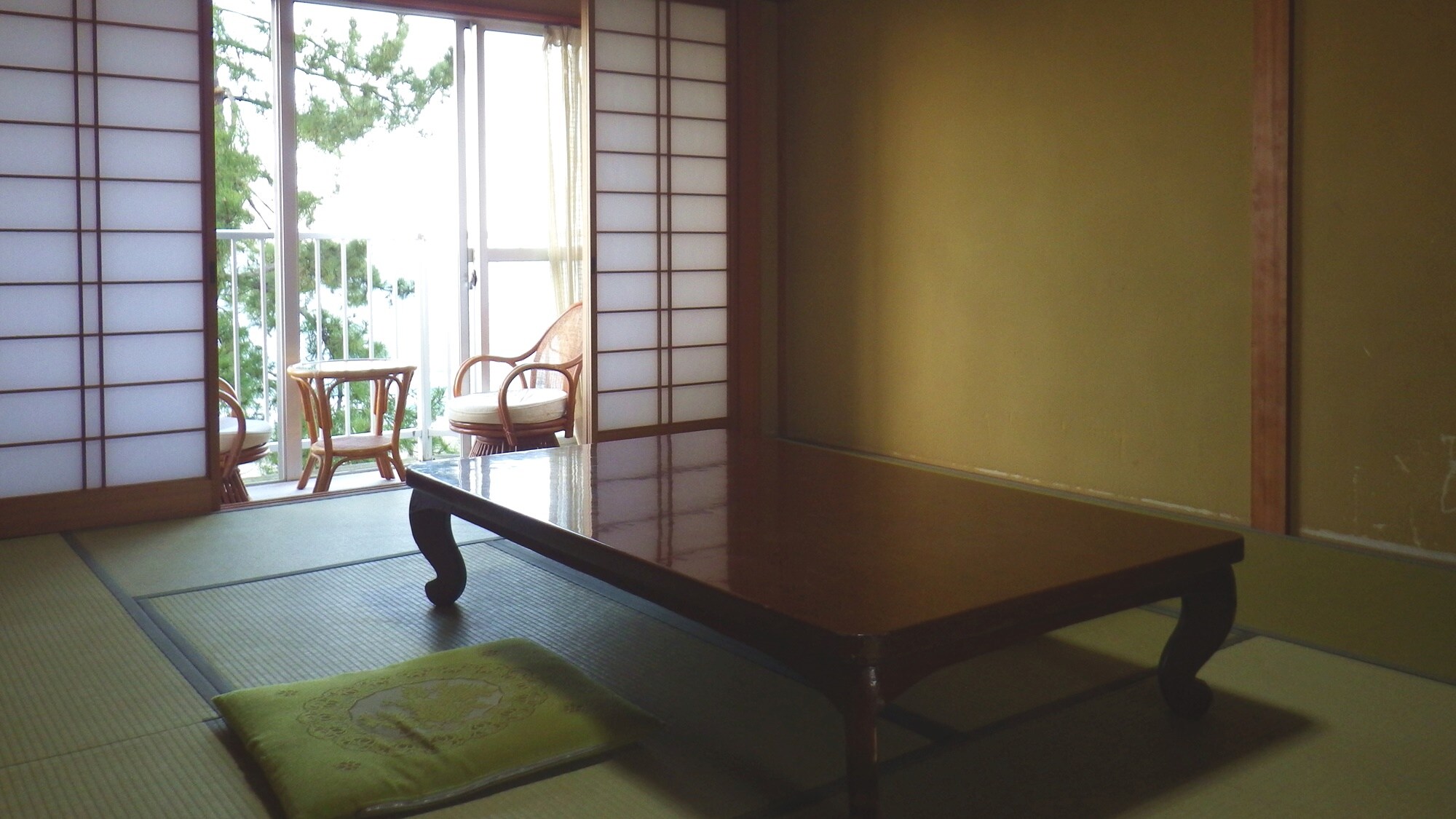 *[Example of a Japanese-style room] The sound of the waves can be heard all the way to your room... We've been told it feels like "sleeping on the ocean!"