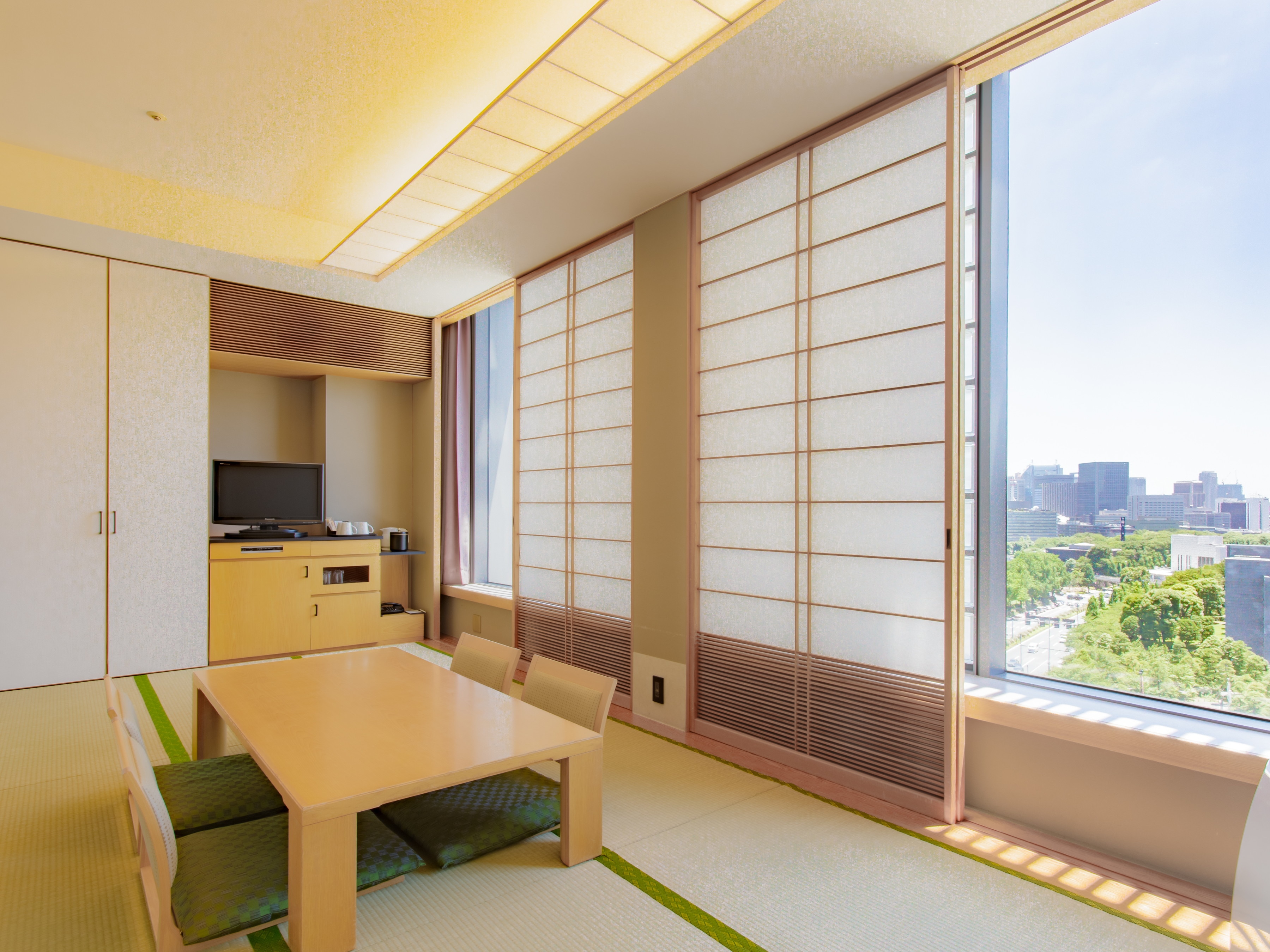 Kamar bergaya Jepang (9 tikar tatami, menghadap Istana Kekaisaran, kamar mandi dan toilet terpisah)