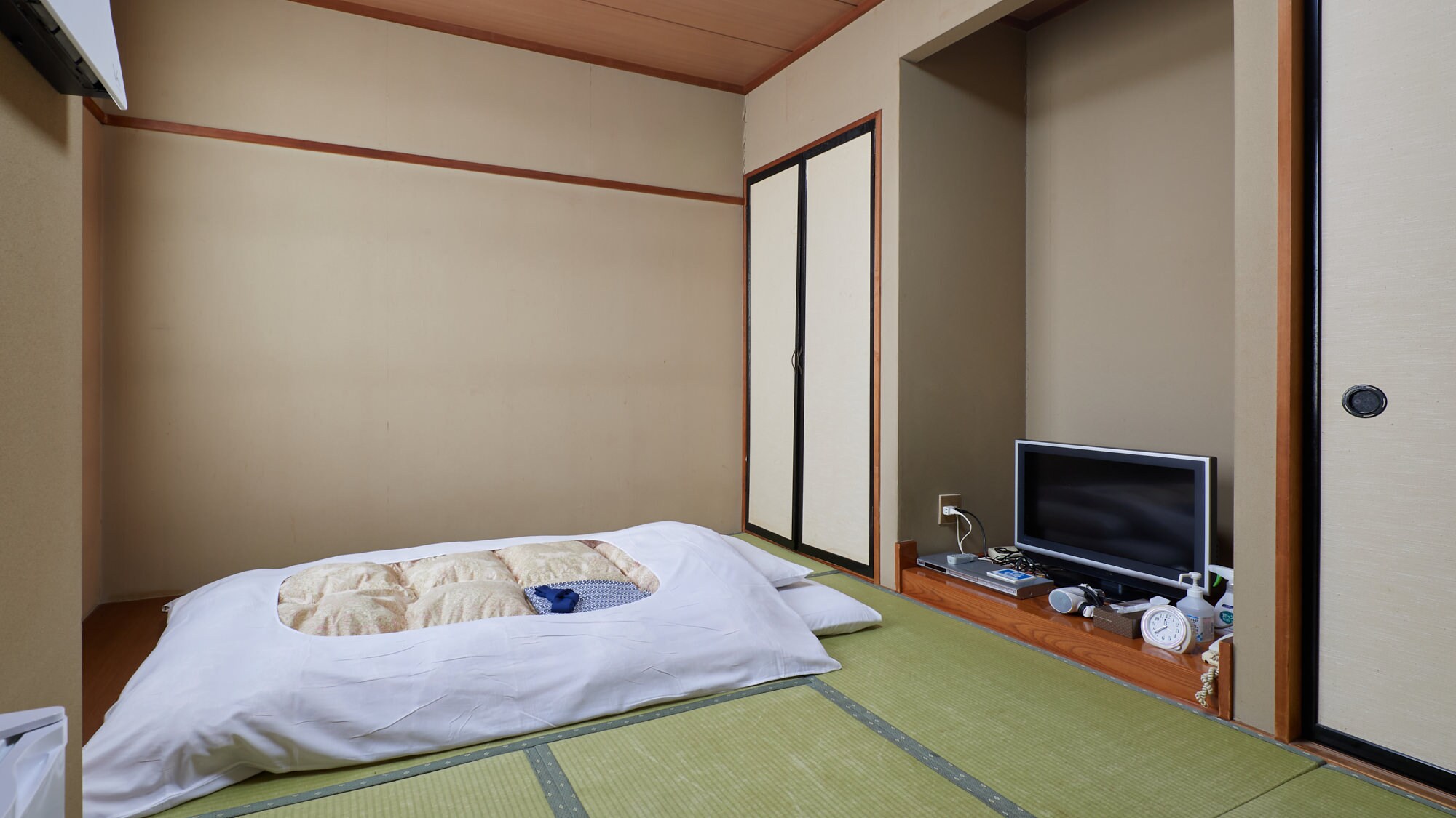 [Smoking] Japanese-style room for 1 to 3 people