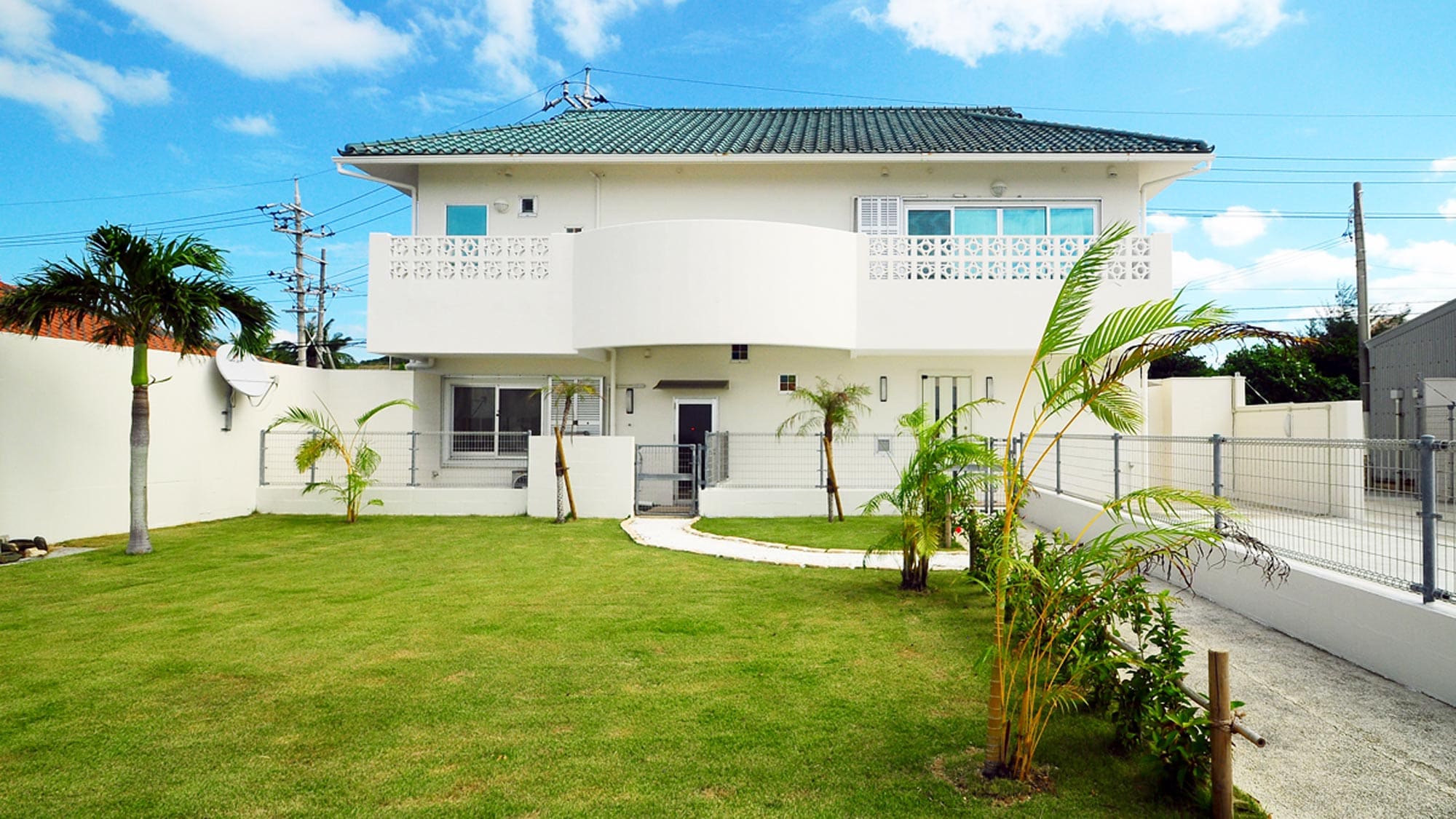 Fusaki Annex [Exterior] Feel the Okinawan breeze on the lawn