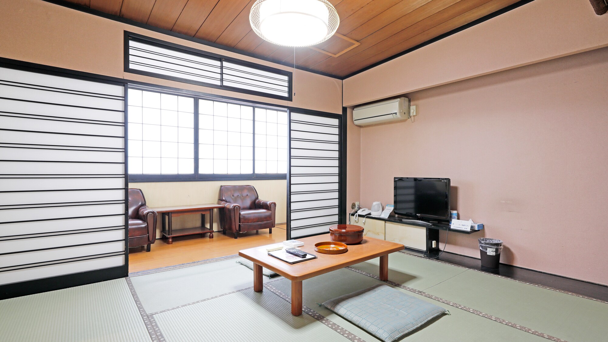 [Smokers only * Main building 3F] Japanese-style room with 8 tatami mat bath. Since there is no elevator, there are stairs up to the second floor.