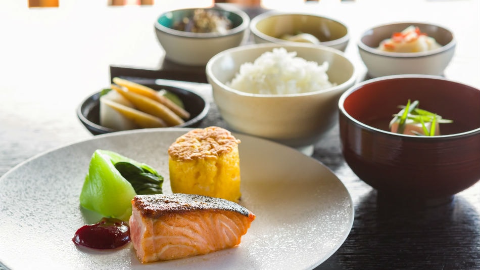 [Bữa sáng] Bữa sáng Nhật Bản bổ dưỡng được chế biến từ các nguyên liệu tươi ngon, bao gồm cơm nấu chín và súp miso làm từ đậu đen miso