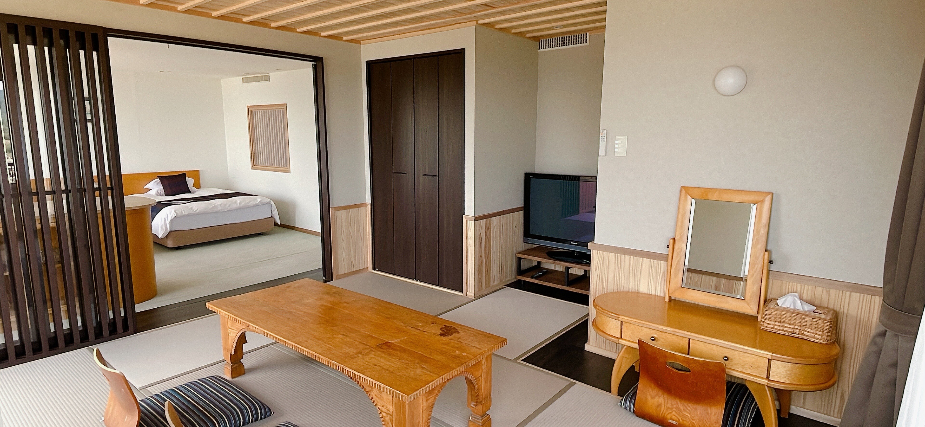 Japanese-Western style room that can accommodate up to 5 people.