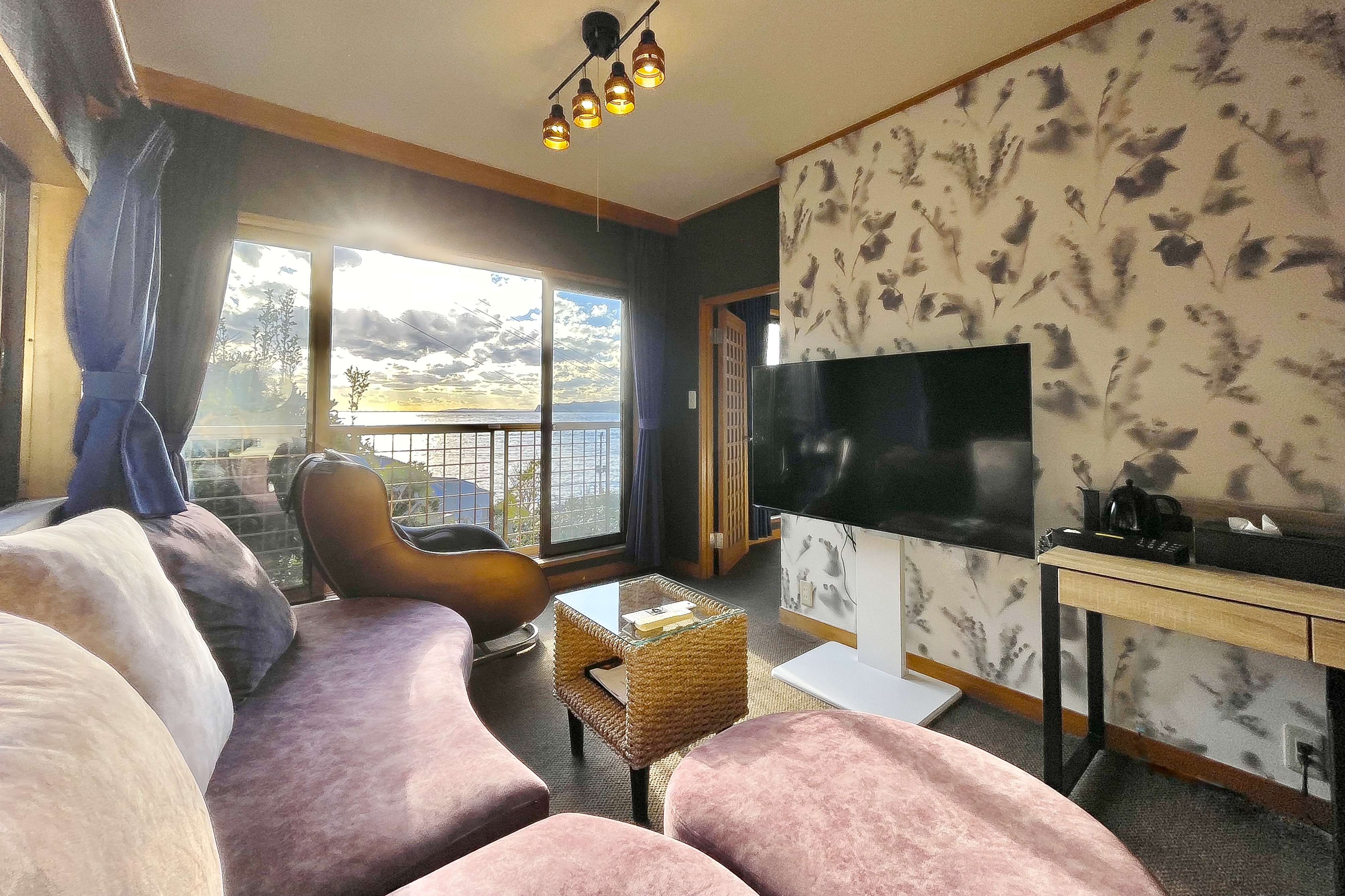 An example of a west wing with a sea view, 8 tatami mat living room, 8 tatami mat Japanese-style room, and 6 tatami mat Japanese-style room through the cave
