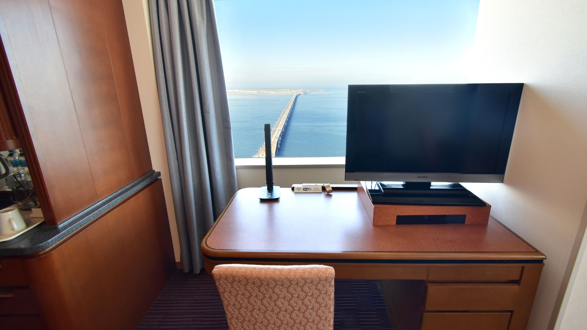 Deluxe Corner Twin Room with Airport View