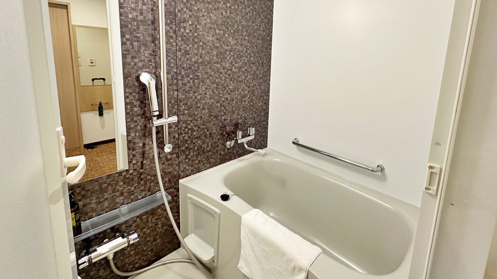 [高级双人床] 房间内有浴缸。厕所和浴室是分开的。