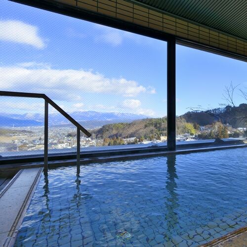 [Observation bath] You can enjoy a panoramic view of the surrounding mountains and Shiodaira, and at night you can enjoy the twinkling stars and night view.