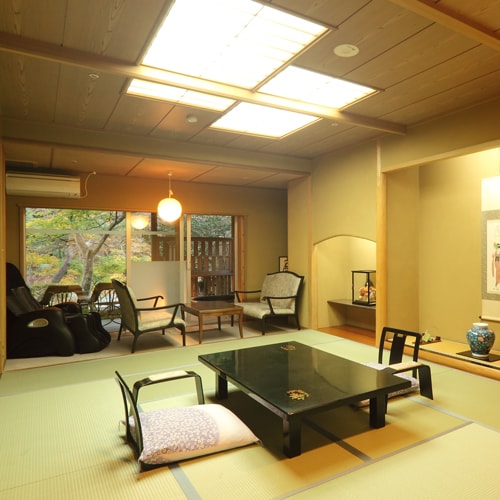 [Guest room with hot spring open-air bath] Japanese-style room with 10 tatami mats overlooking the Kinugawa + garden
