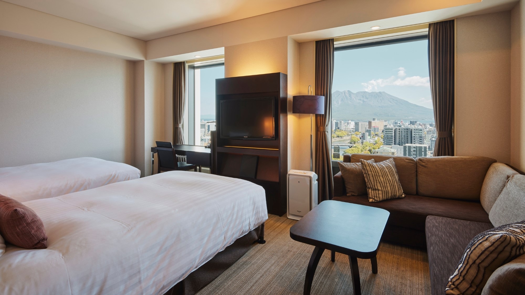[High floor, Sakurajima side premium twin room (Room 31) 35.4m2] Premium space on the upper floors.