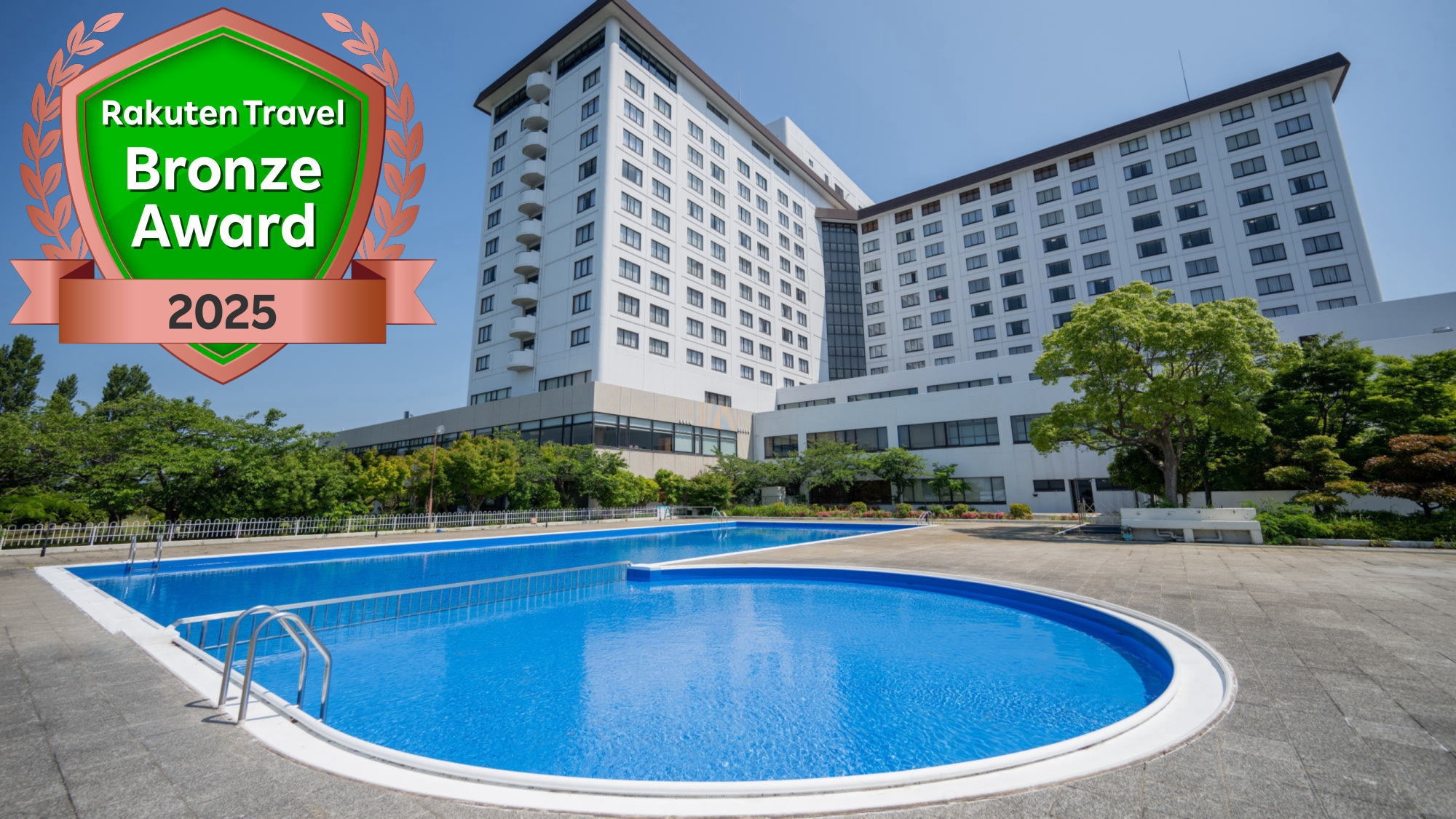 ホテル外観・屋外プール（夏季限定）