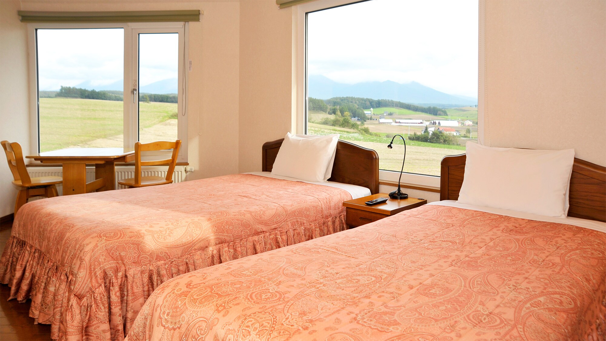 * [Hills and Tokachidake side] DX Twin / Kamar sudut yang luas dengan pemandangan panorama dari dua jendela besar.