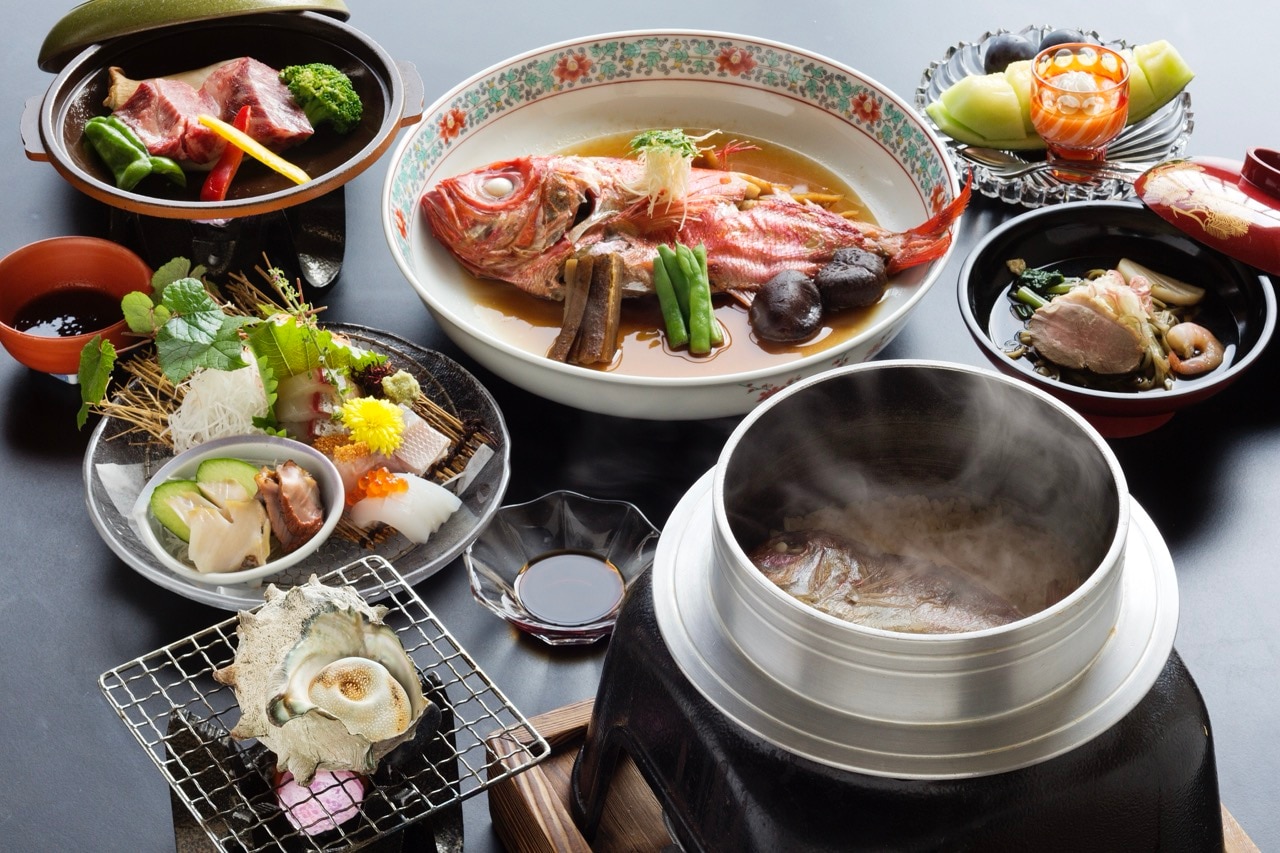 (ตัวอย่างมื้ออาหาร) อาหารค่ำแบบจัดเลี้ยงที่มีเมนูพิเศษของร้าน Choshi คือ ปลากะพงตาทองต้ม