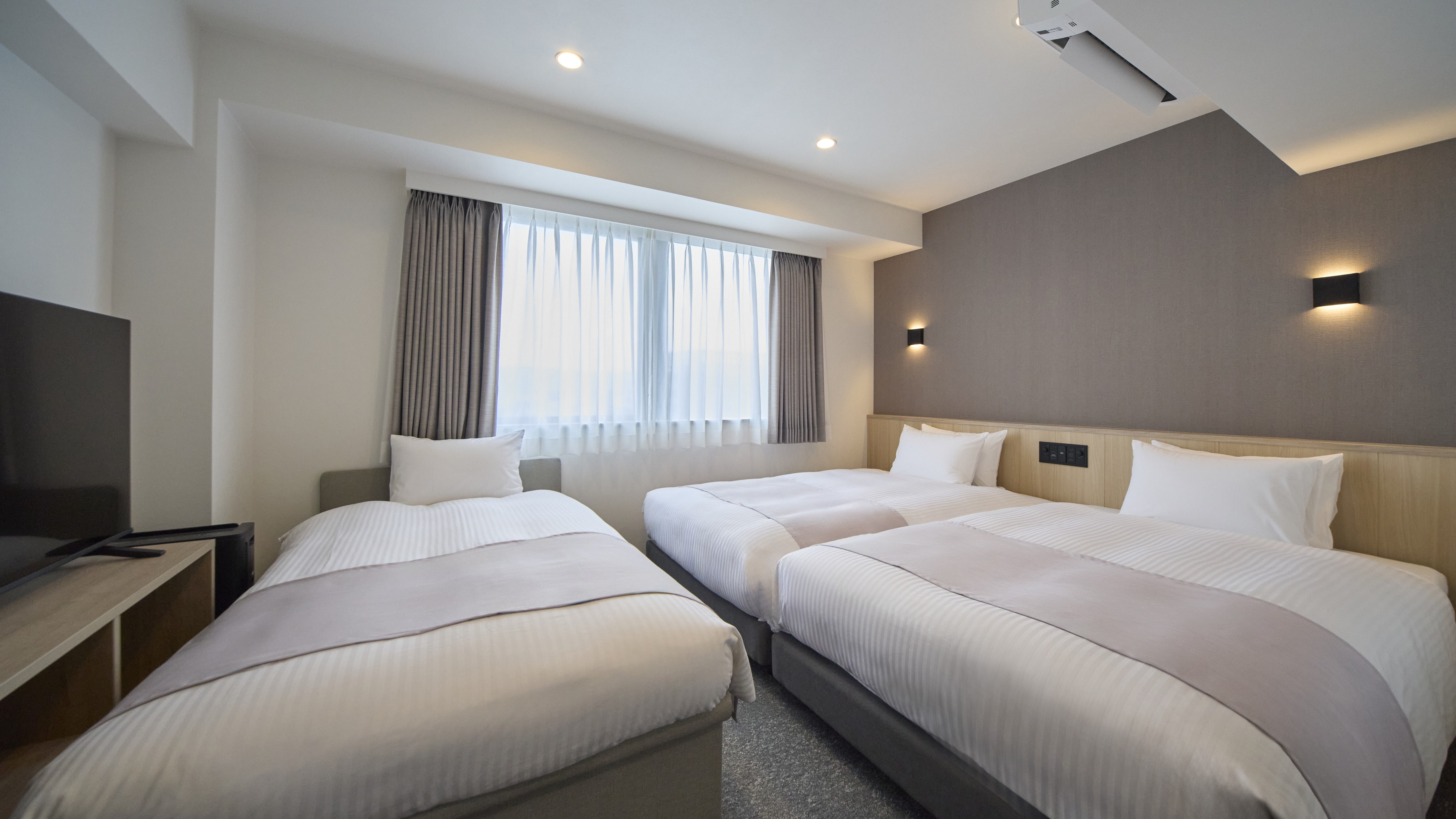 Kamar Triple Bebas Rokok [Lantai Tinggi] | 20 m² | Dua tempat tidur Simmons 120cm dan satu tempat tidur tambahan