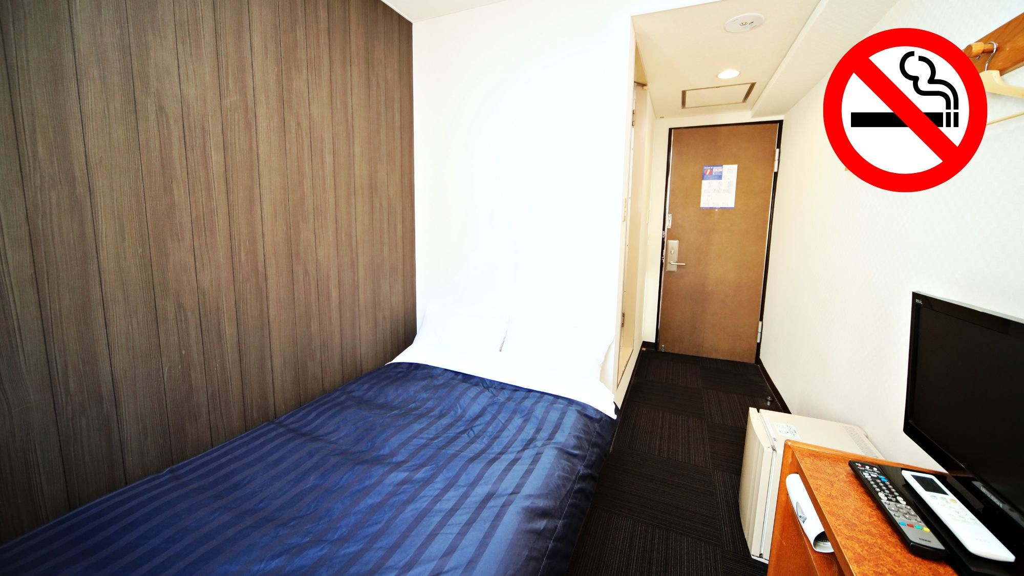 Semi-double room with individual air conditioning