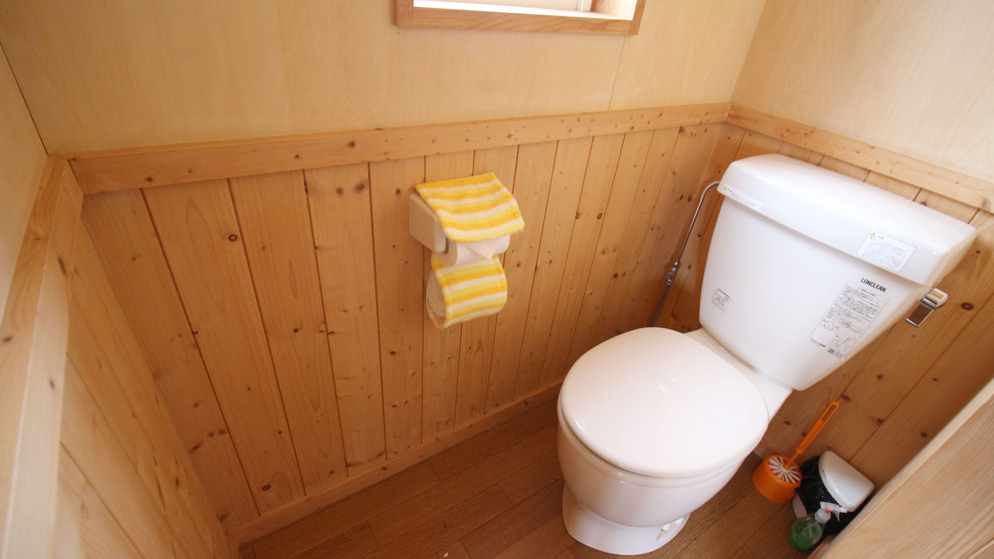 *[Kamar/Toilet] Semua kamar dilengkapi dengan toilet.
