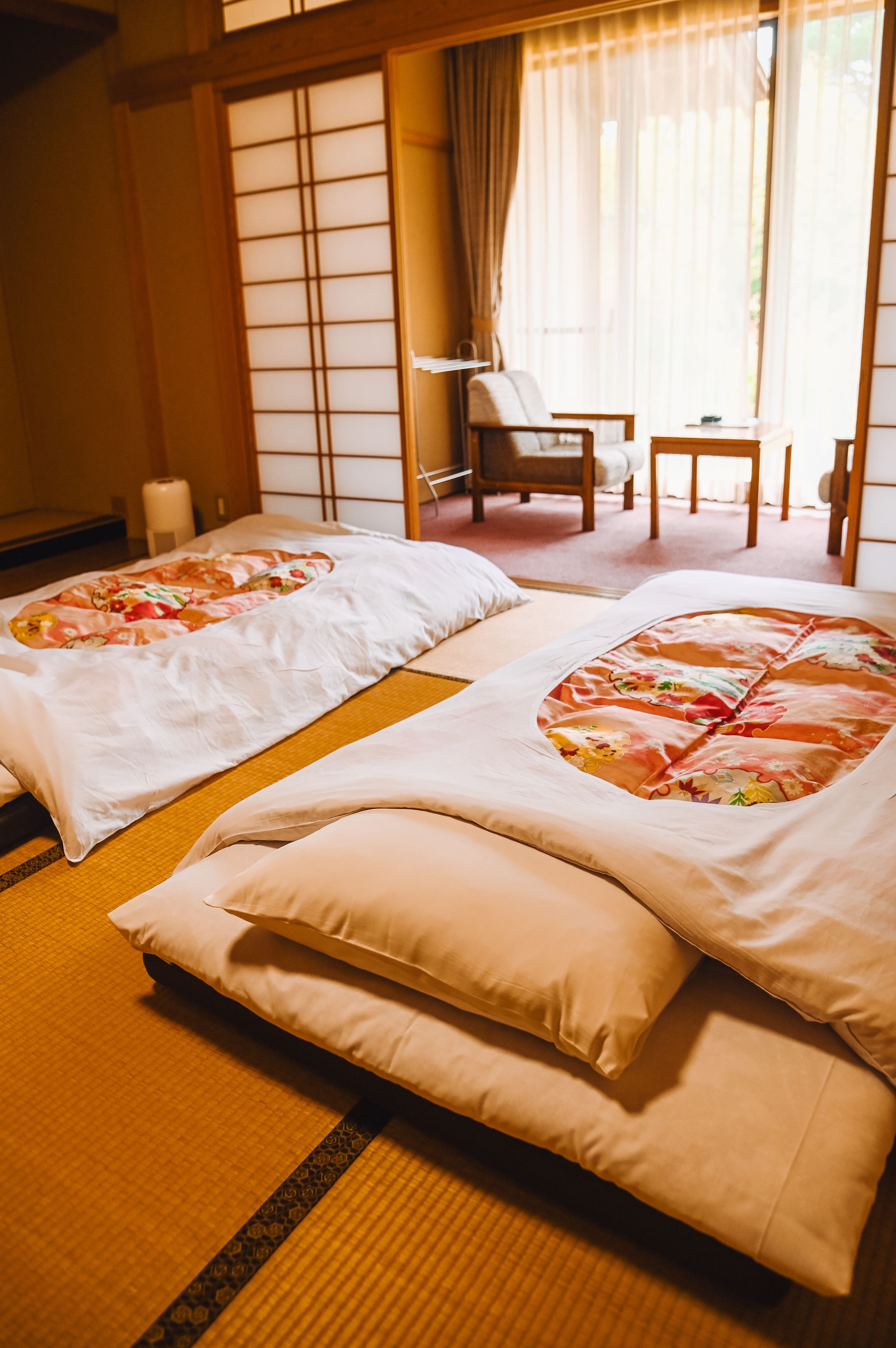 Cách bố trí trải đệm futon trước rất được ưa chuộng. *Ảnh chụp một phòng khách trong khu nhà phụ "Kikuhōan".