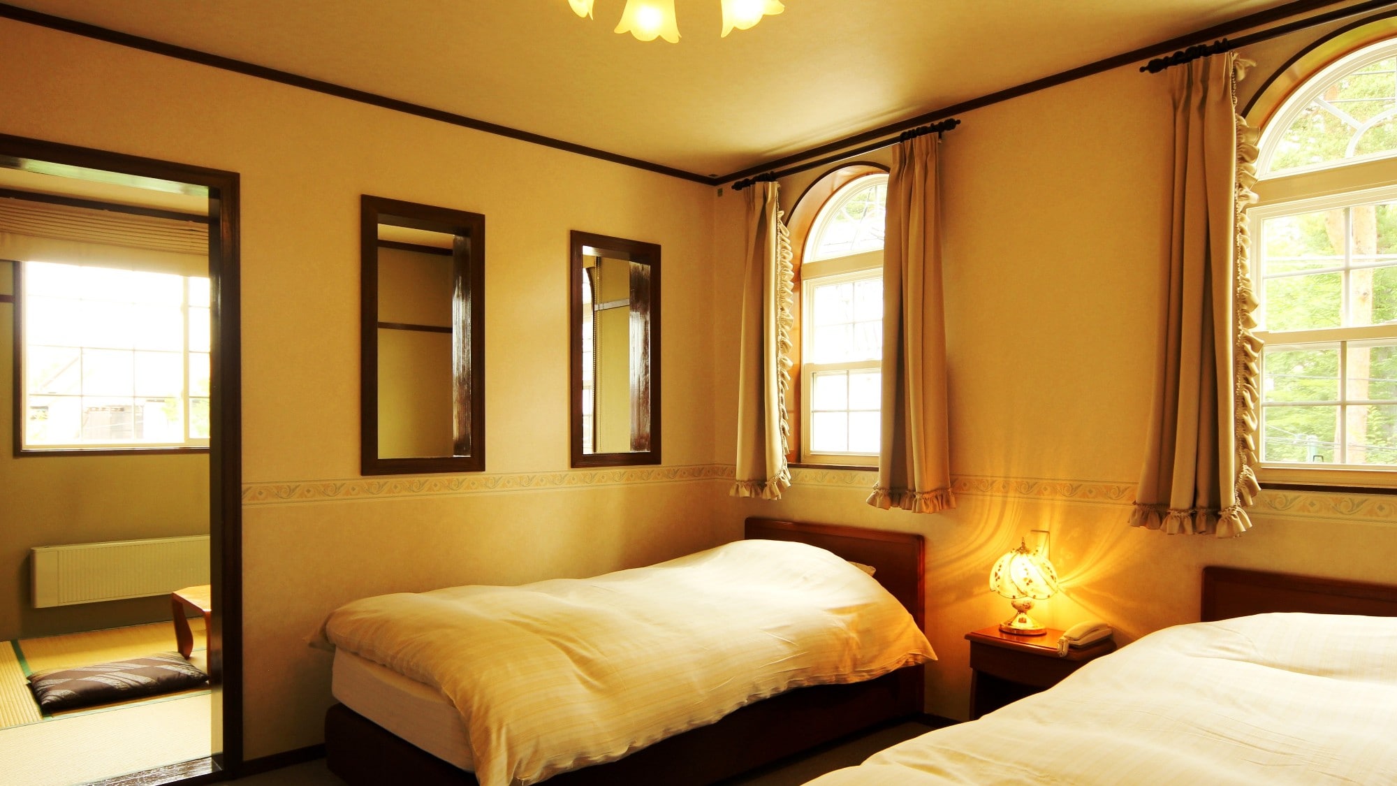 ◆Japanese-Western style room. Stretch your legs and relax.