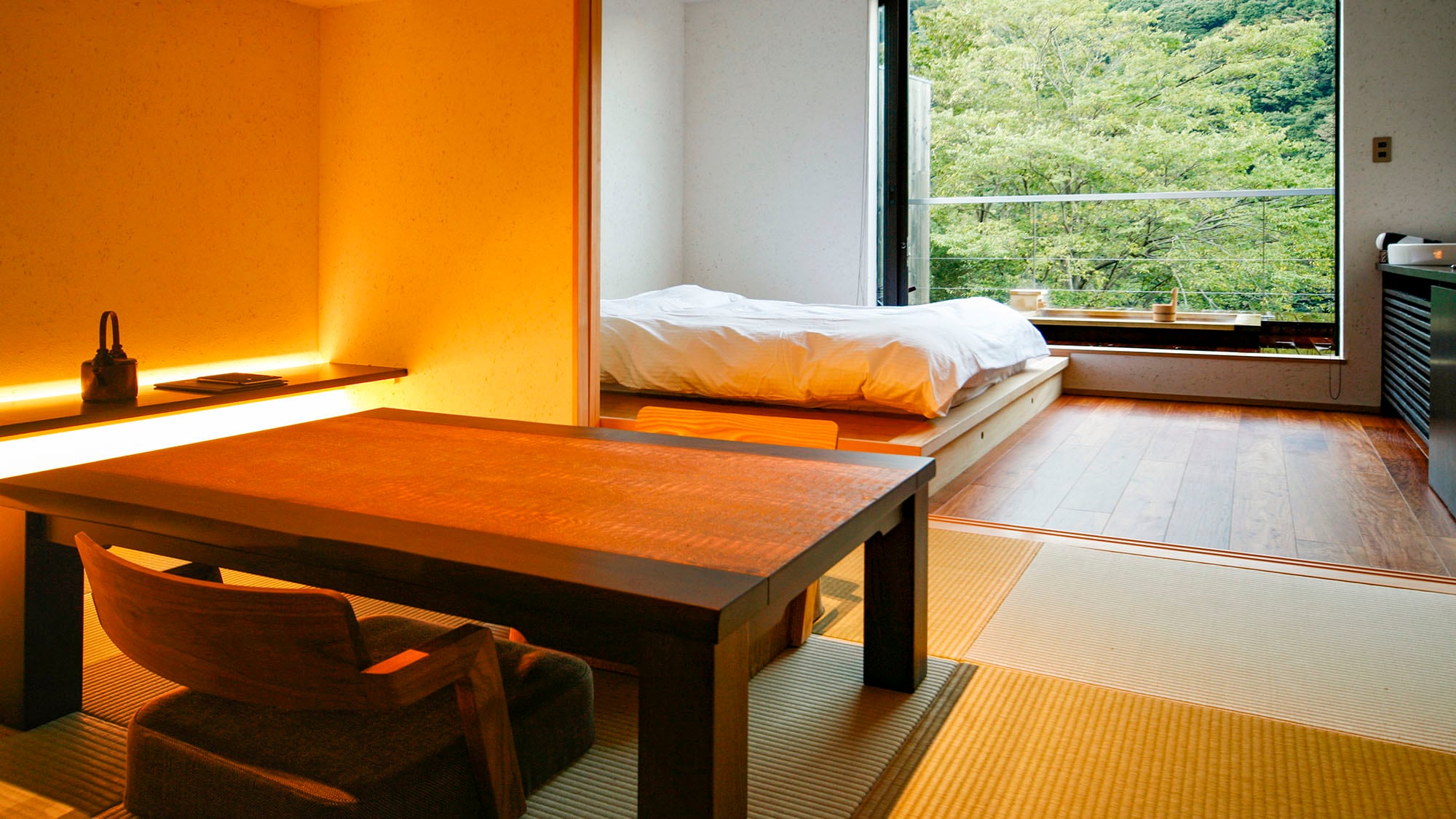 ・[ตัวอย่างหนึ่งของห้องพัก Shion] ห้องที่มีอ่างอาบน้ำแบบเปิดโล่ง + ห้องสไตล์ญี่ปุ่นขนาด 6 เสื่อทาทามิ + ห้องนอนเตียงคู่