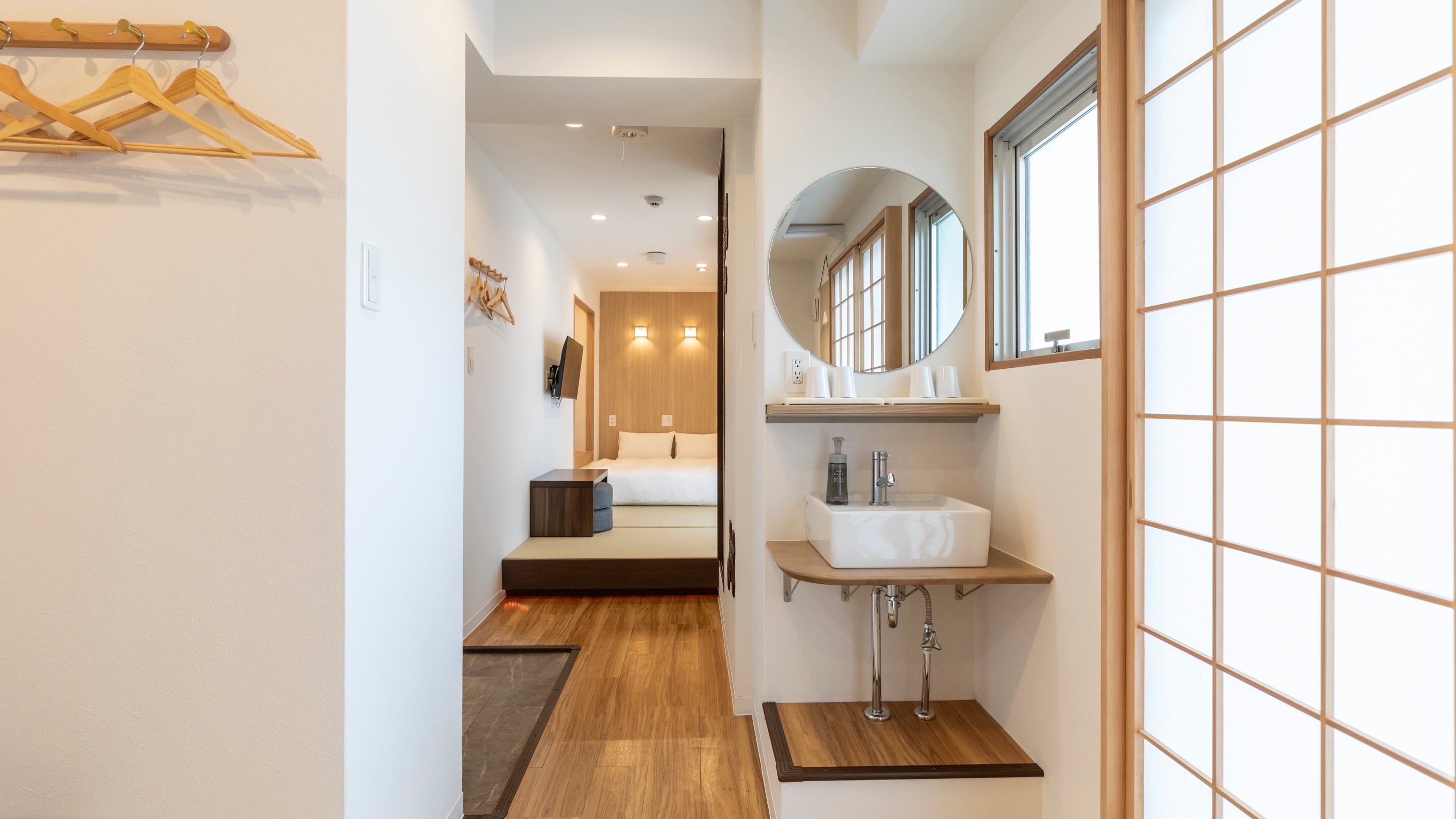 [Non-smoking] Modern Japanese-Western style room for 1-4 people