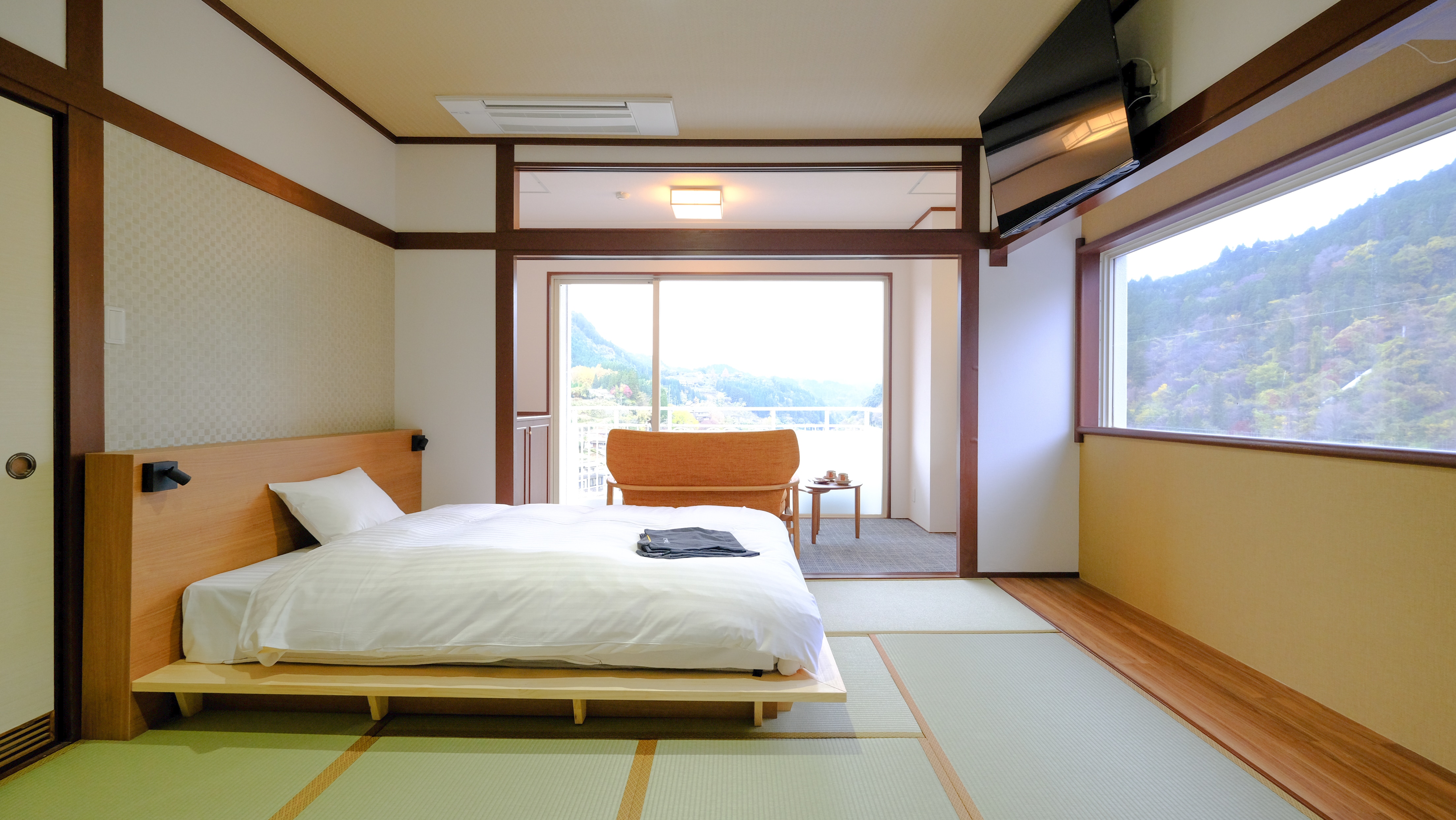 Kamar bergaya Jepang-Barat yang menghadap kota sumber air panas: 10 tikar tatami + ganda (41m²) Tempat tidur ganda dipasang di lantai tatami yang hangat.
