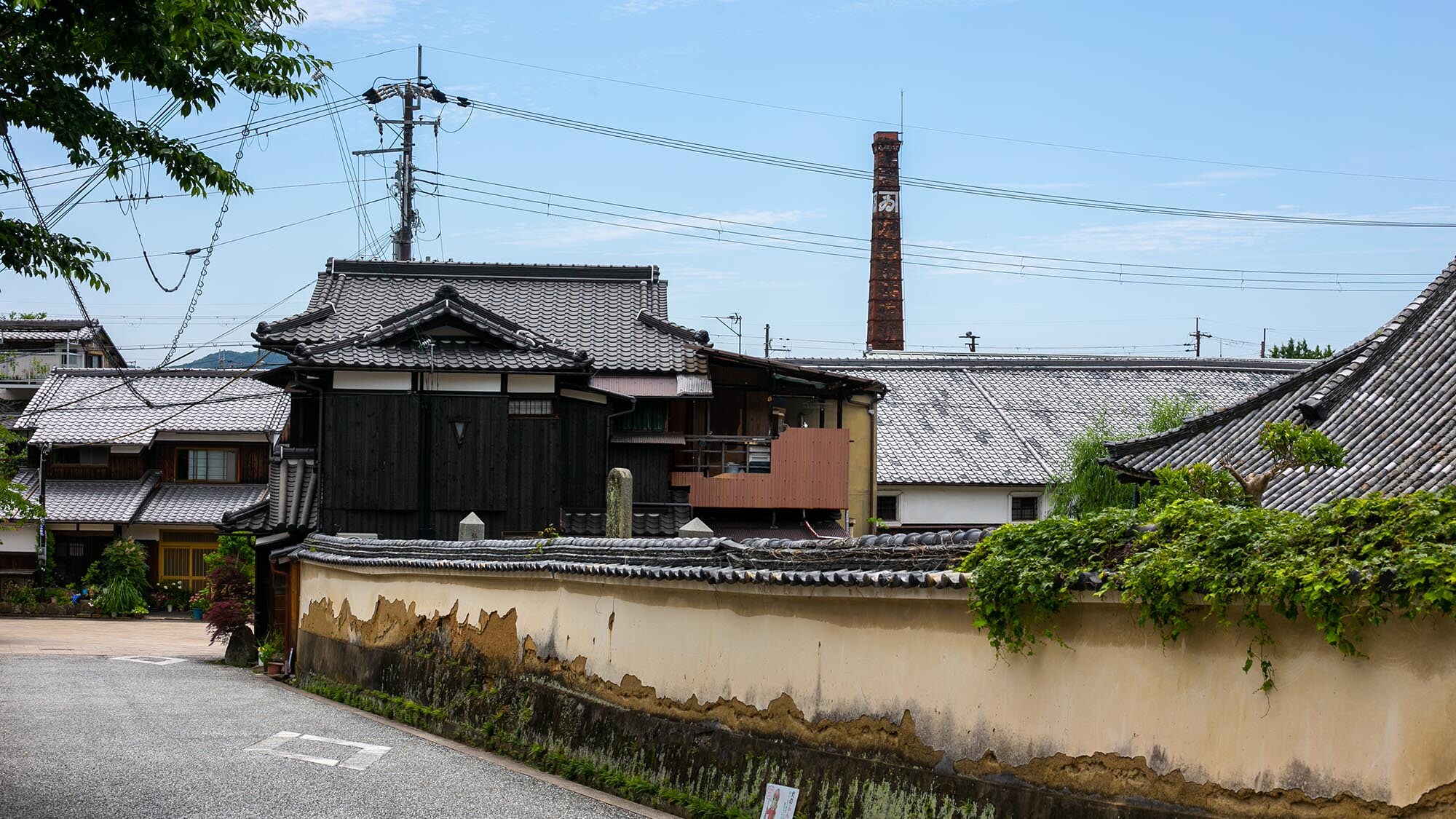 ・[Castle Town] The soy sauce factory chimney is the symbol of Tatsuno City. The brick chimney remains as it was when it was built.