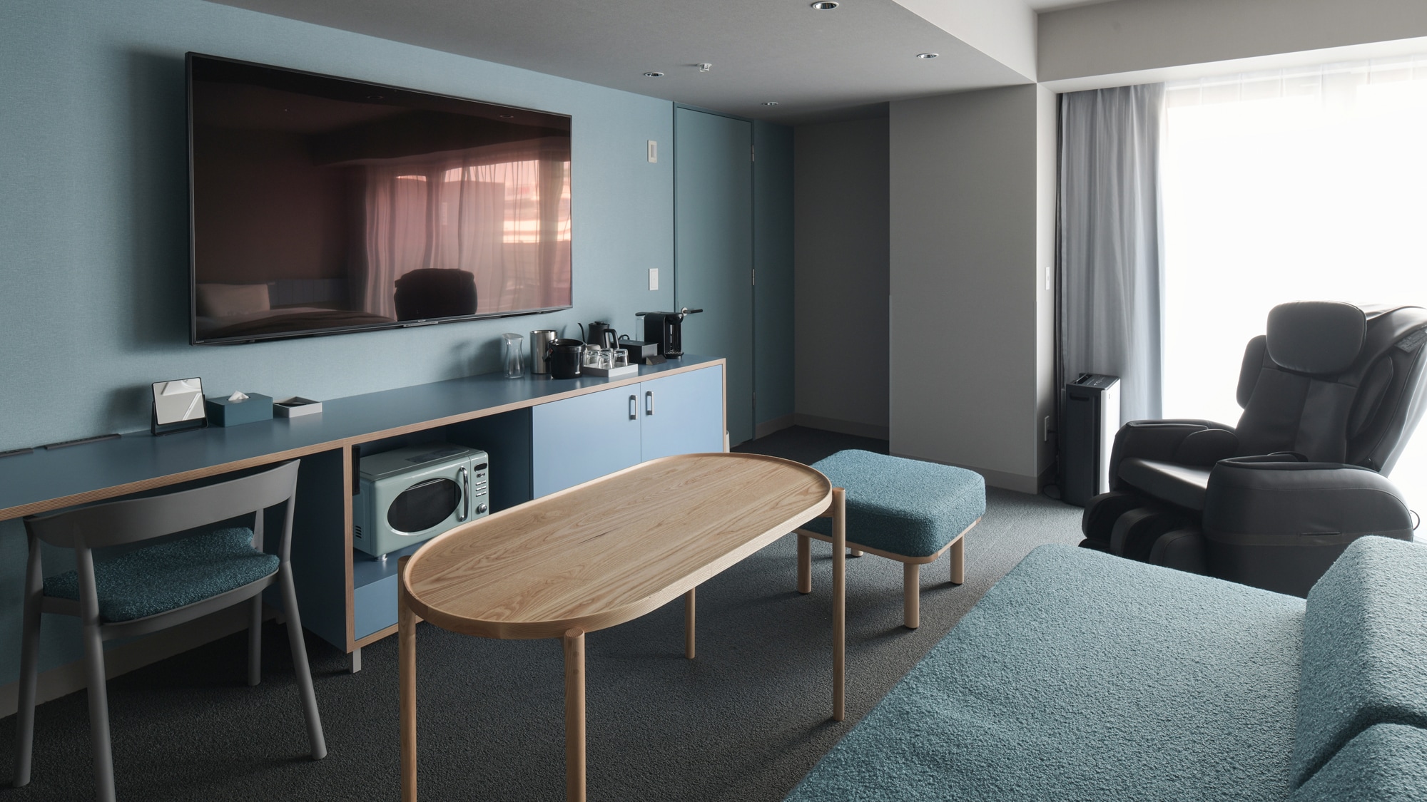 TV는 70형을 설치! 큰 화면에서 박력있는 영상을 즐길 수 있습니다.