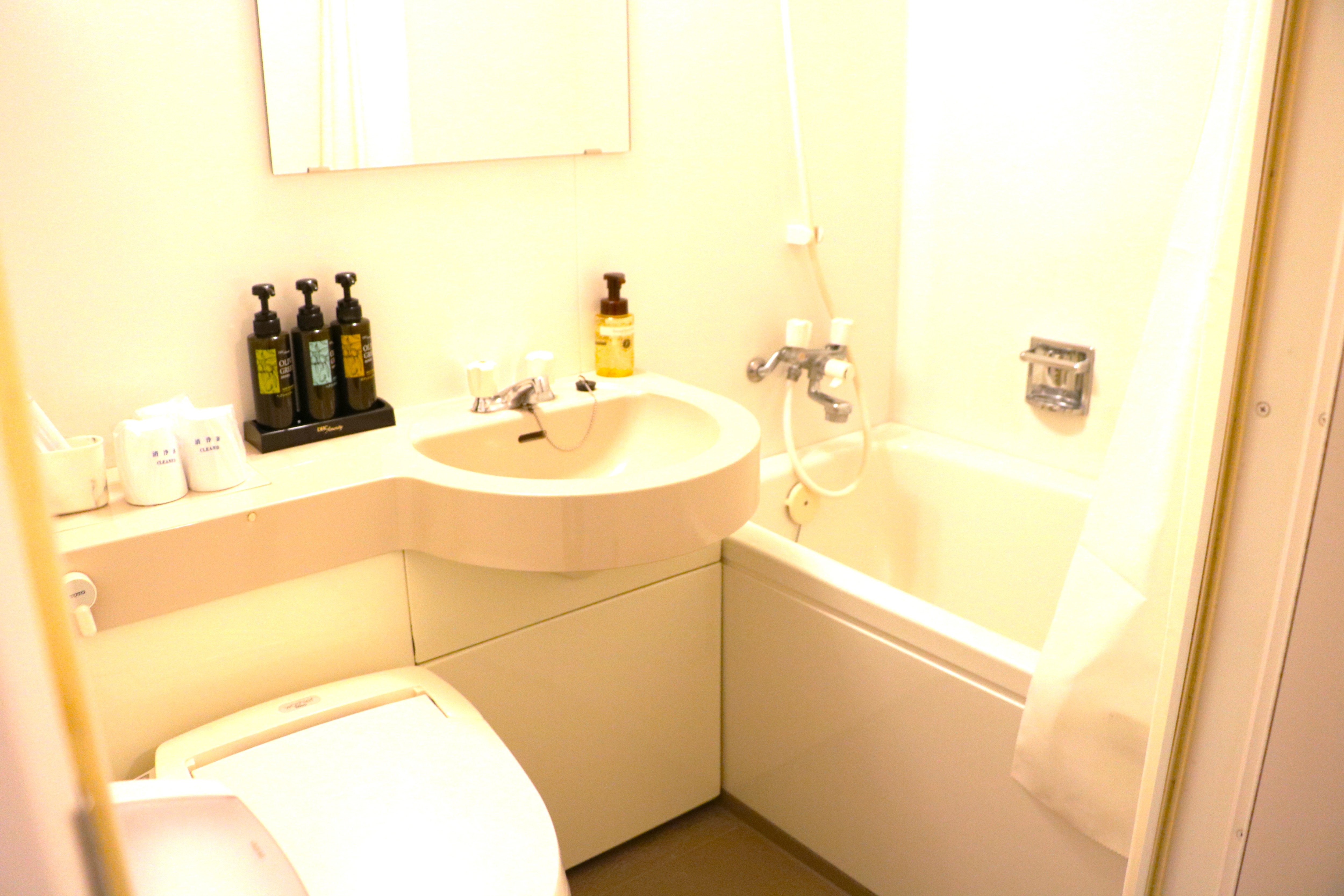 Twin Room (TA12) opposite the tracks (unit bathroom)