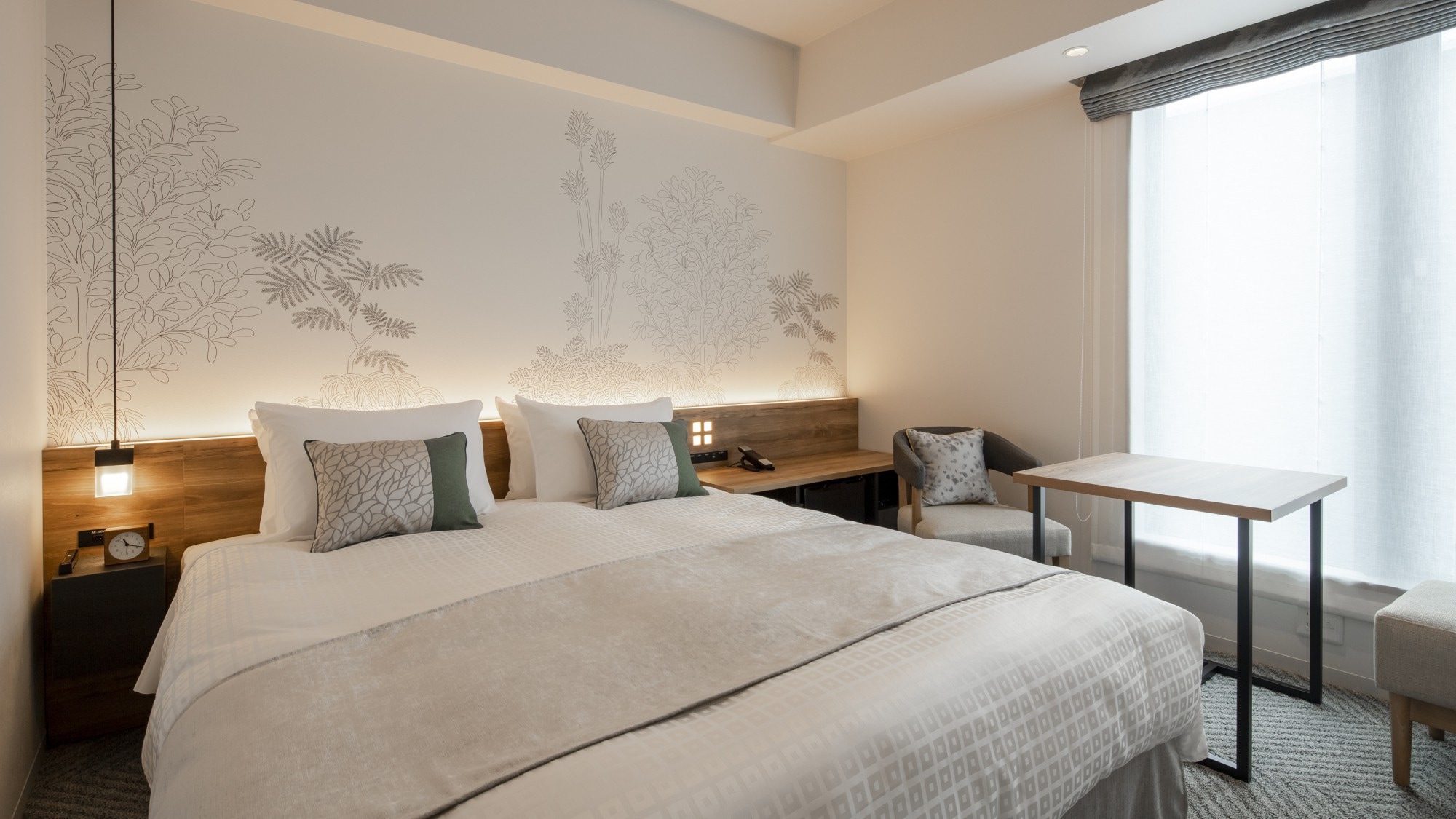 ◆ Comfort Double (table) 18 sqm ｜ Spacious 160 cm wide bed. All rooms adopt Dream Bed's Serta
