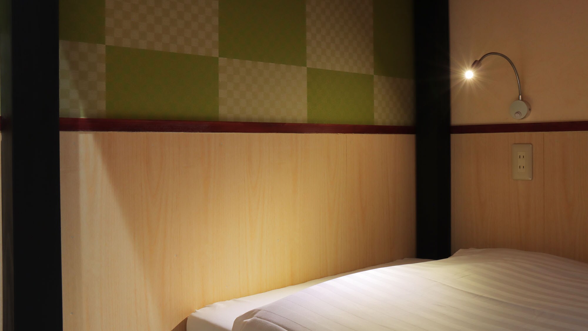 [Western-style rooms in the main building] Each bed is equipped with a headlamp and a power outlet, making it very functional.
