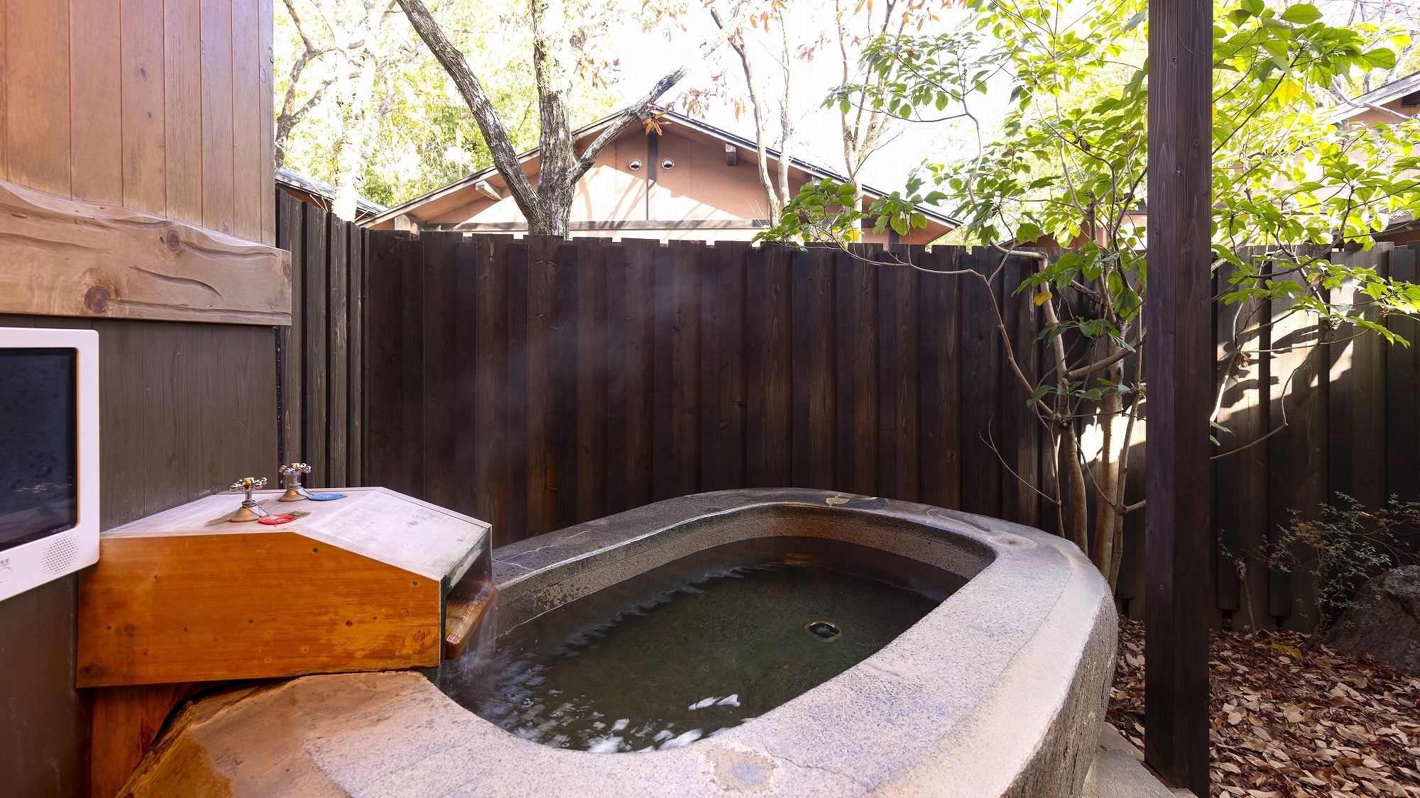 [Japanese-Western room] With semi-open-air bath
