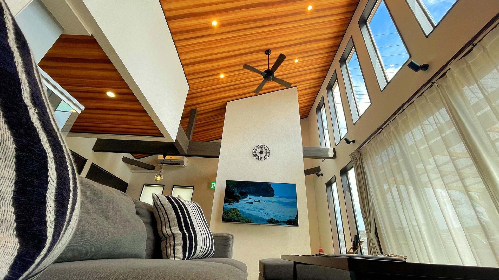 ・[Living room] Light streams in through the windows that extend all the way to the ceiling, so please relax while soaking up the warm sun.