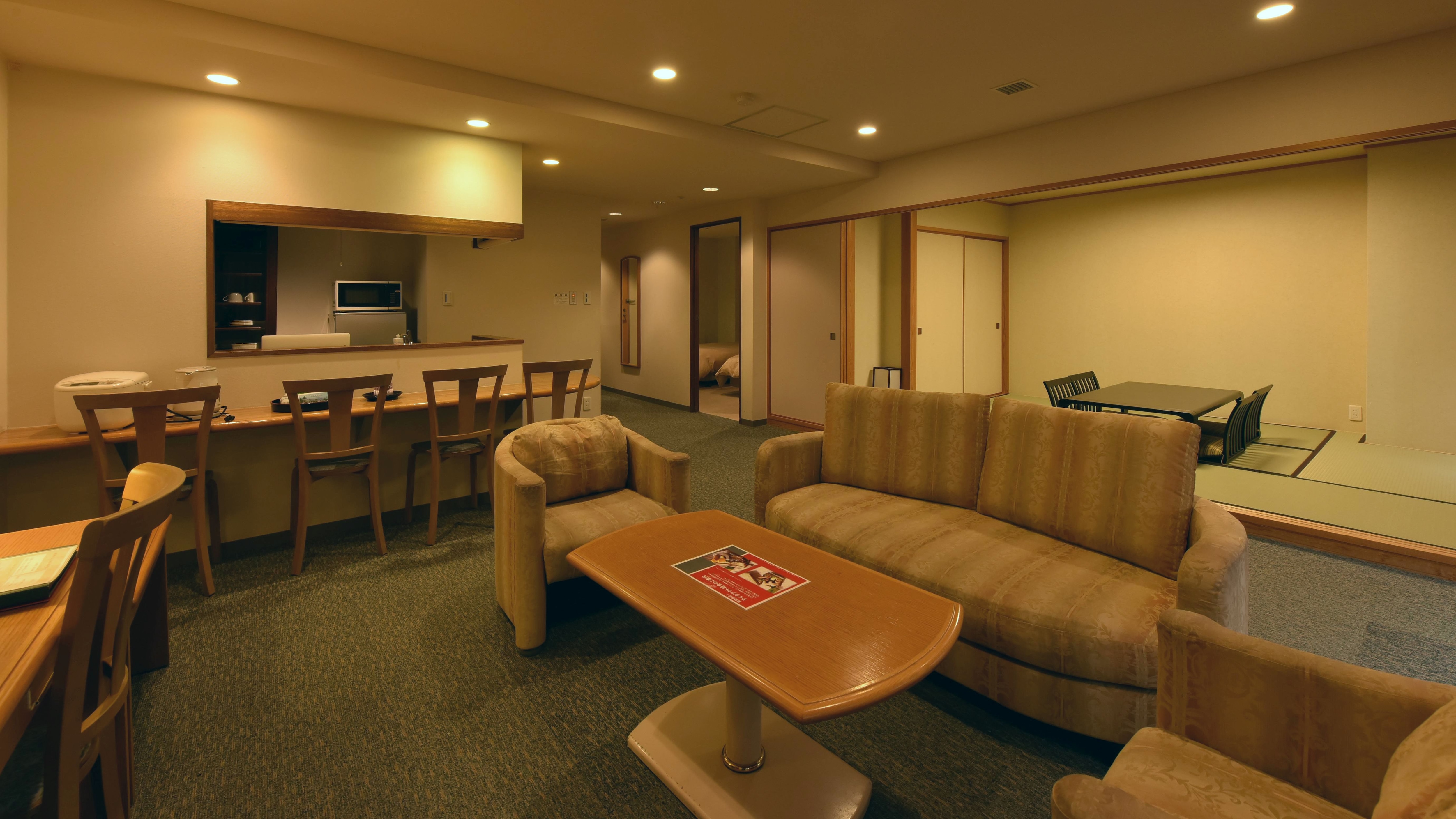 〇 [Japanese-Western room with living room (extra bed/6 people capacity)]