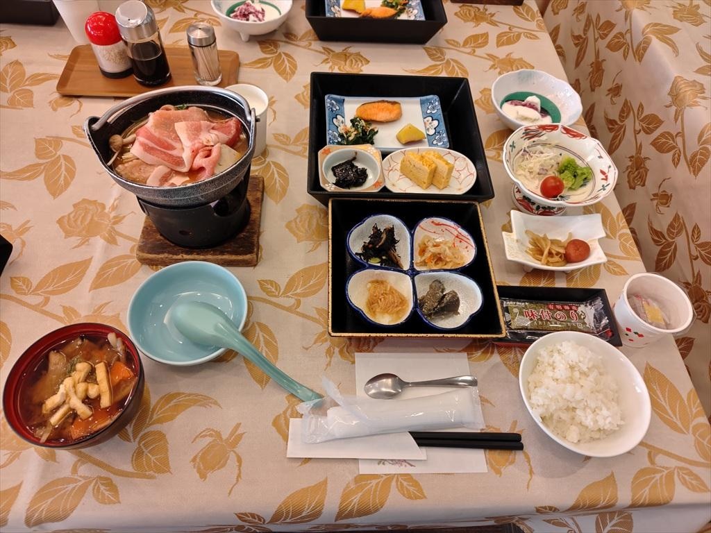 朝食は鍋料理付き_R.JPG