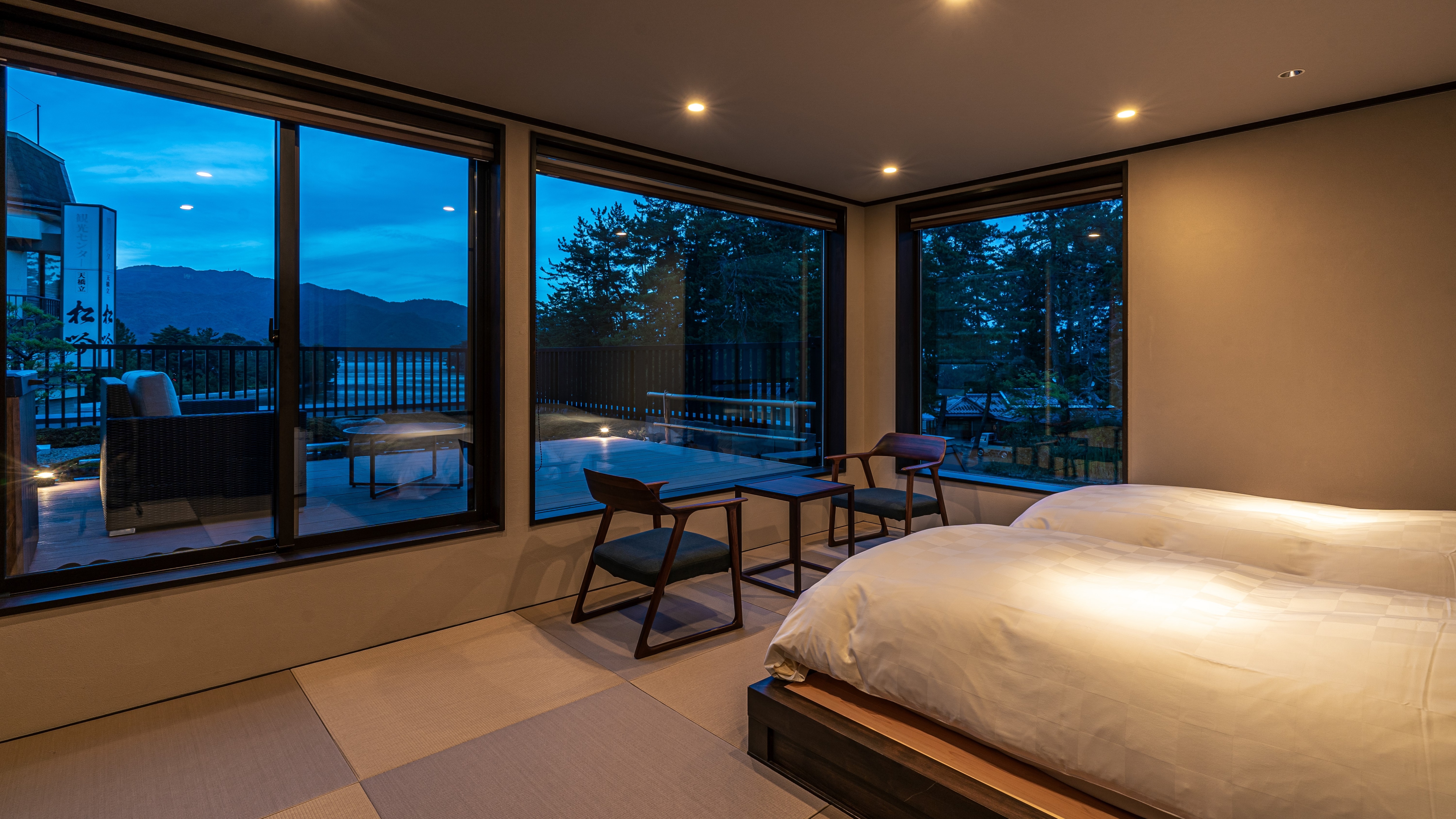 [Japanese-style bedroom with observation terrace overlooking the Amanohashidate Kaisenkyo Bridge] The silhouette of Amanohashidate shrouded in twilight
