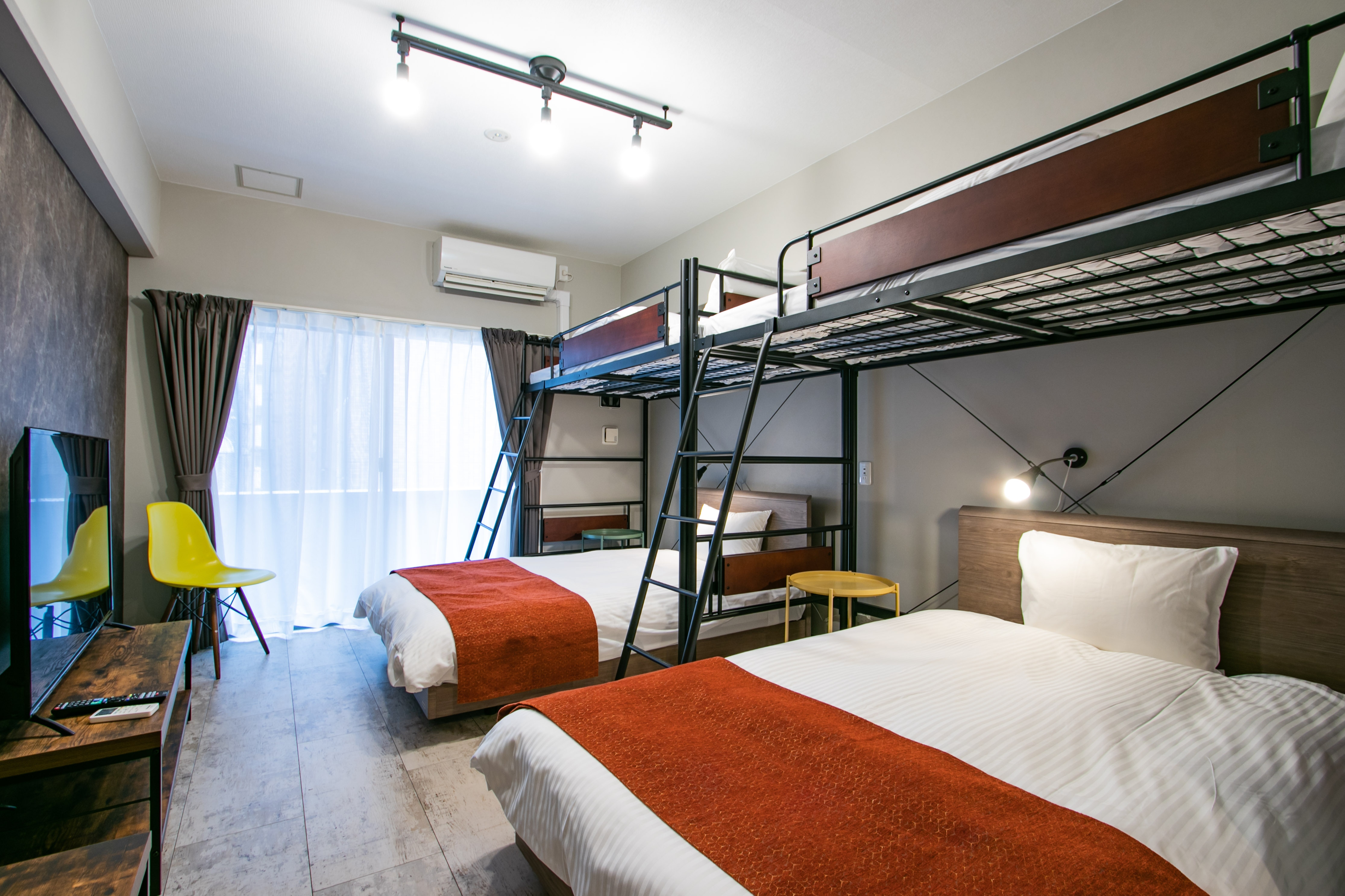 Kamar Tidur Loteng Keluarga Sedang