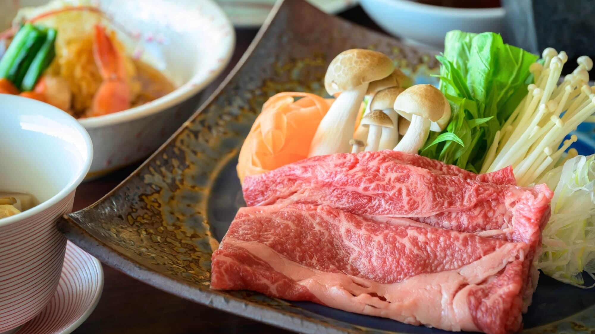 【標準懷石料理】請享用我們的主菜「國產牛肉涮涮鍋」。