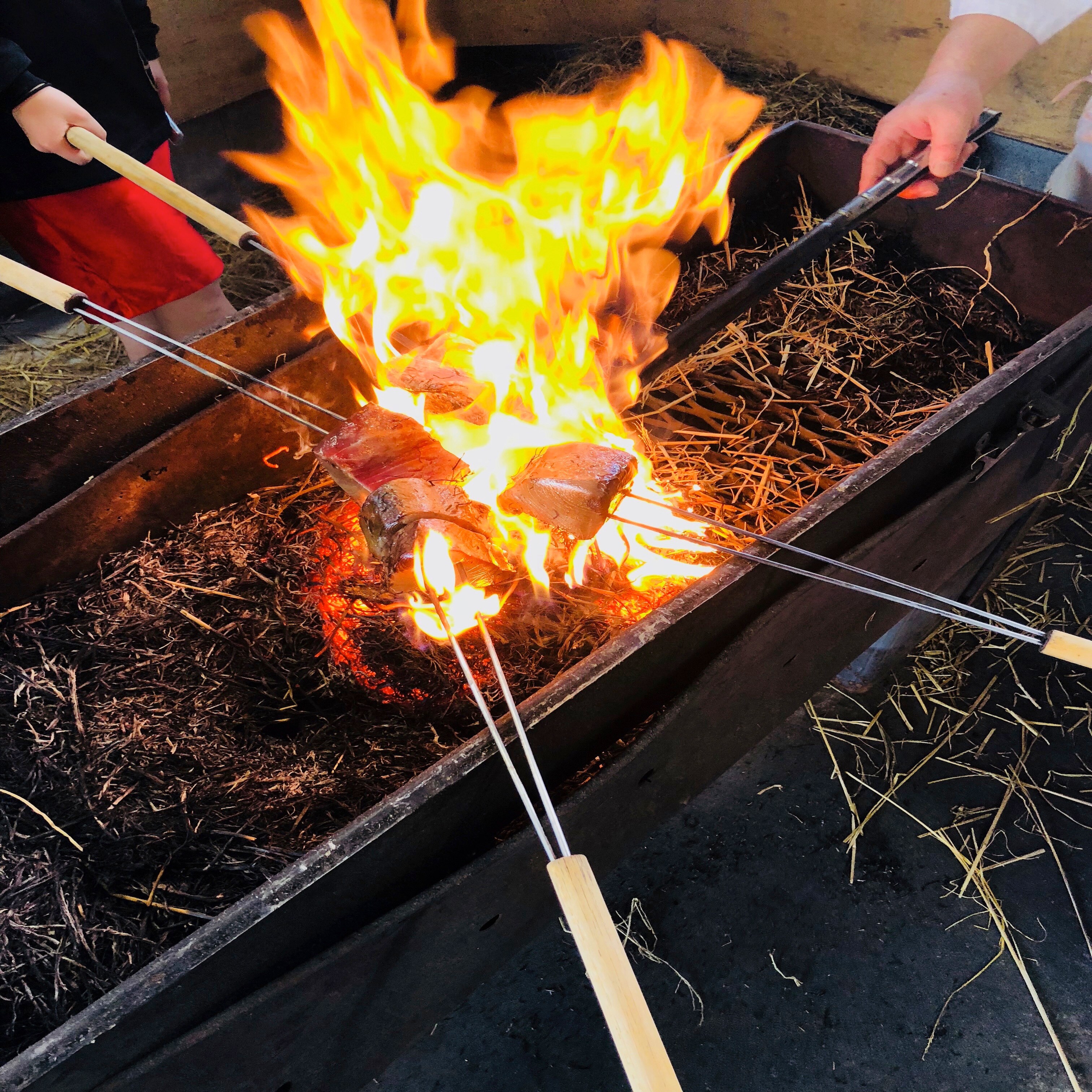 Enjoy the bonito tataki experience together